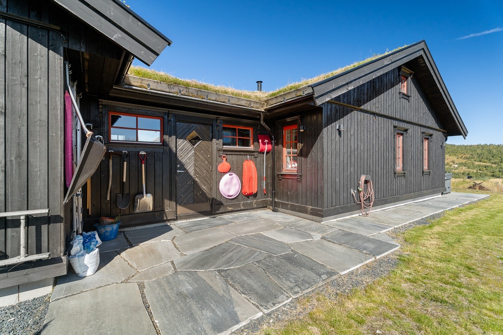 Fra svalgangen er det dør til baksiden av hytta. Rundt hushjørnet ligger jacuzzien som kan nytes året rundt. Galleribilde