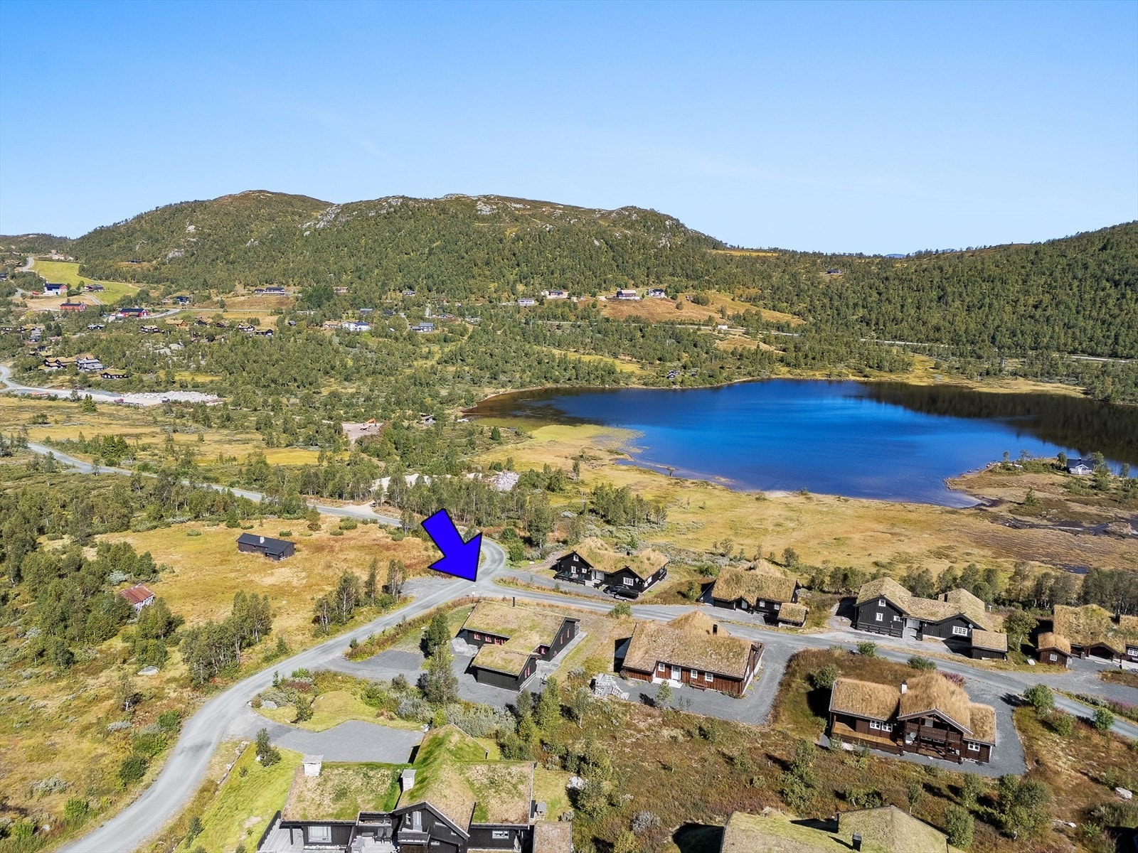 Eiendommen ligger nydelig til på Heimvegli nær Vierli, i naturskjønne omgivelser ca. 937 m.o.h.
Hytta ligger svært solrikt til og har flott utsikt! Nærhet til flotte turområder med bla. oppkjørte skiløyper, bærterreng og mulighet for fisketurer. Galleribilde