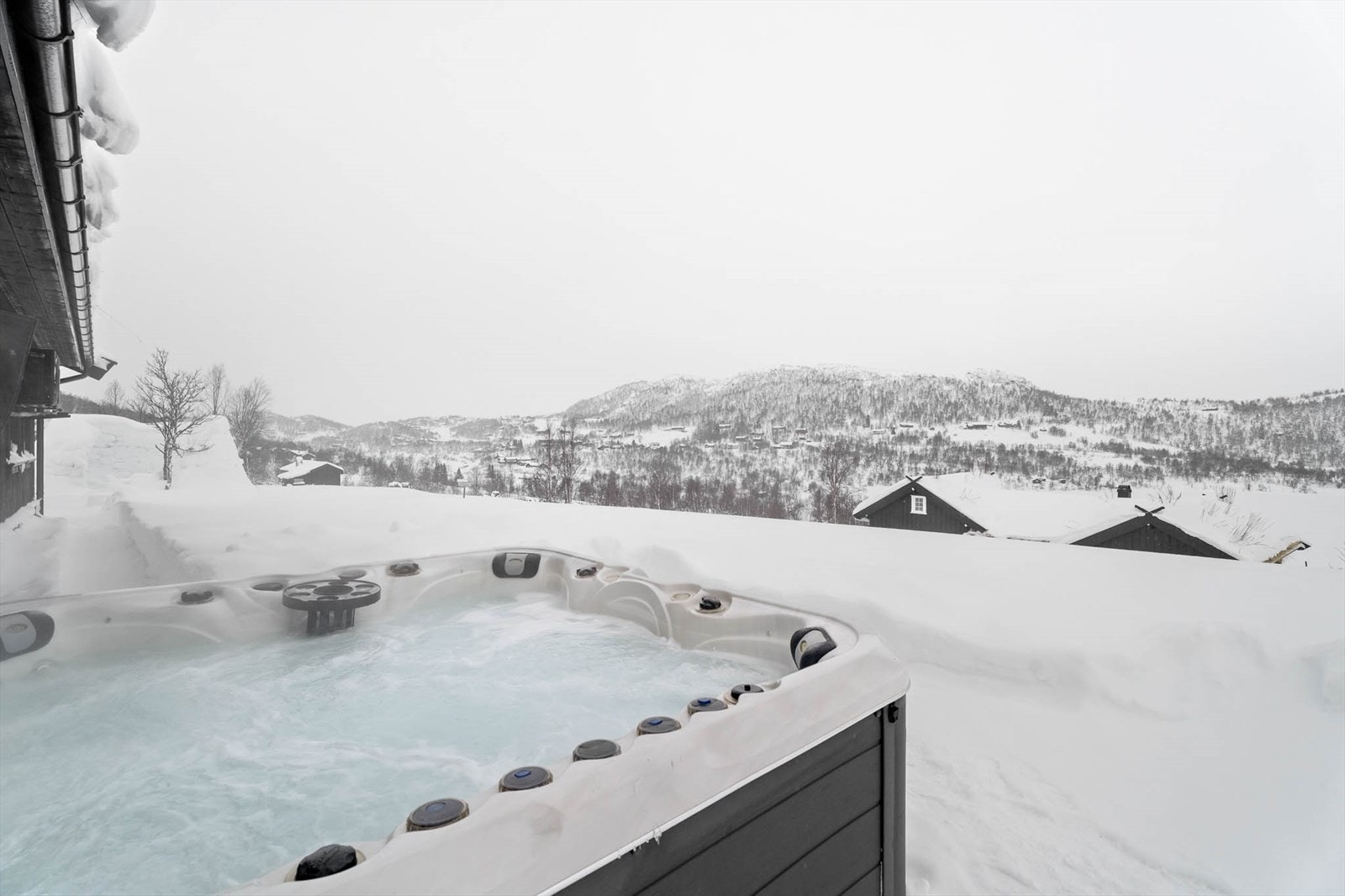 Vinterstid på Heimvegli med jacuzzi som medfølger. Galleribilde