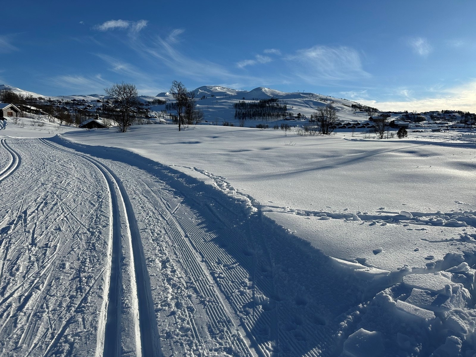Området har milevis med preparerte skiløper gjennom hele vintersesongen, og løypenettet går like ved hytta. Galleribilde