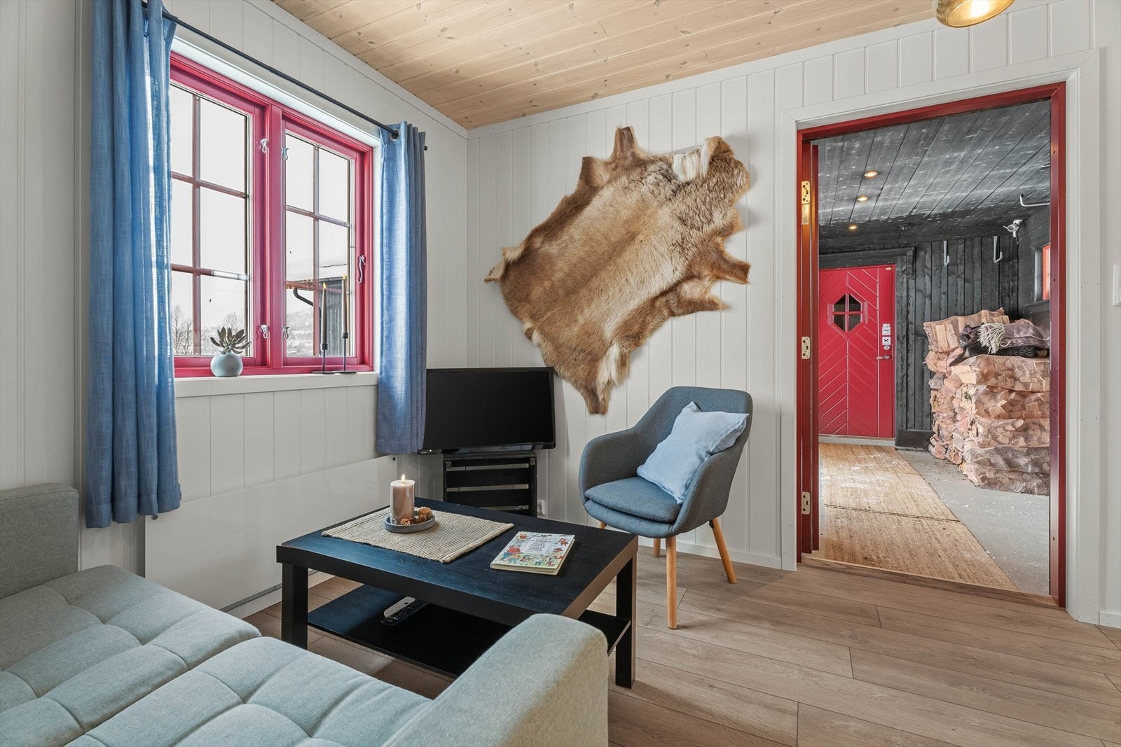 En svalgang forbinder hytta med annekset som ble innredet med tv-stue, bad og to soverom i 2020. Annekset er perfekt for barna i familien eller til gjester. Galleribilde