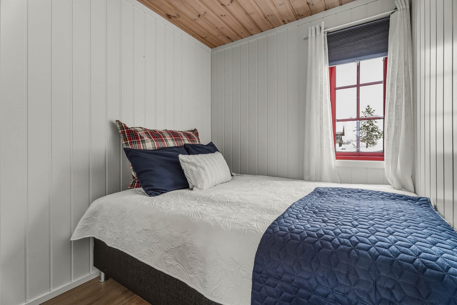 Soverom nr. 4 har laminat på gulv og panel på vegger. Rommet har dobbeltseng. Galleribilde