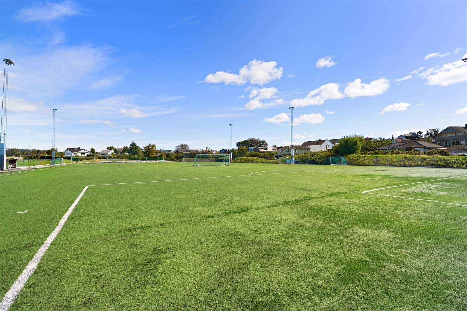 Våganes FK sine flotte fotballbaner, med gode fasiliteter for både trening og kamp. Galleribilde