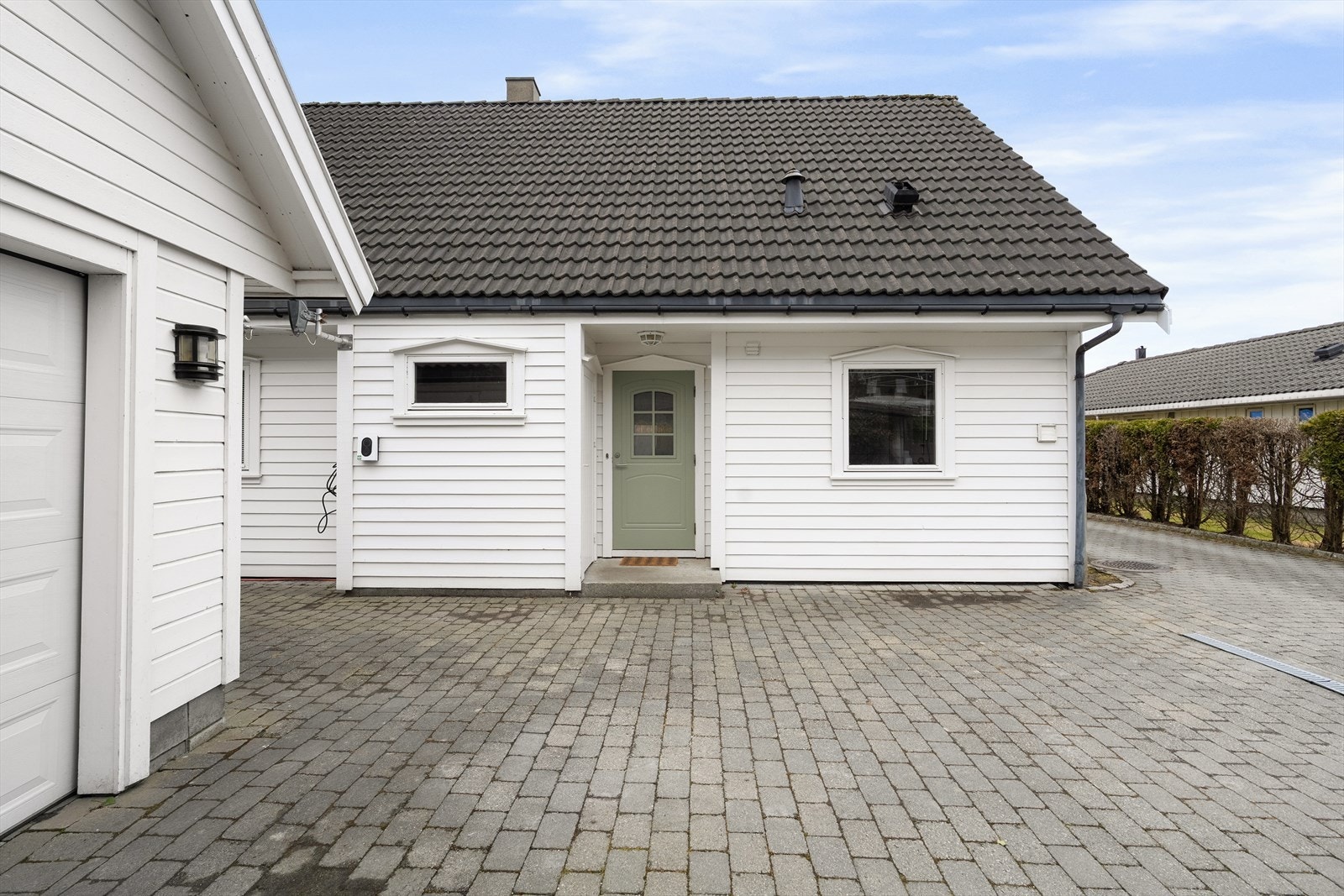 Gode parkeringsmuligheter i garasje og romslig gårdsrom med elbillader. Galleribilde
