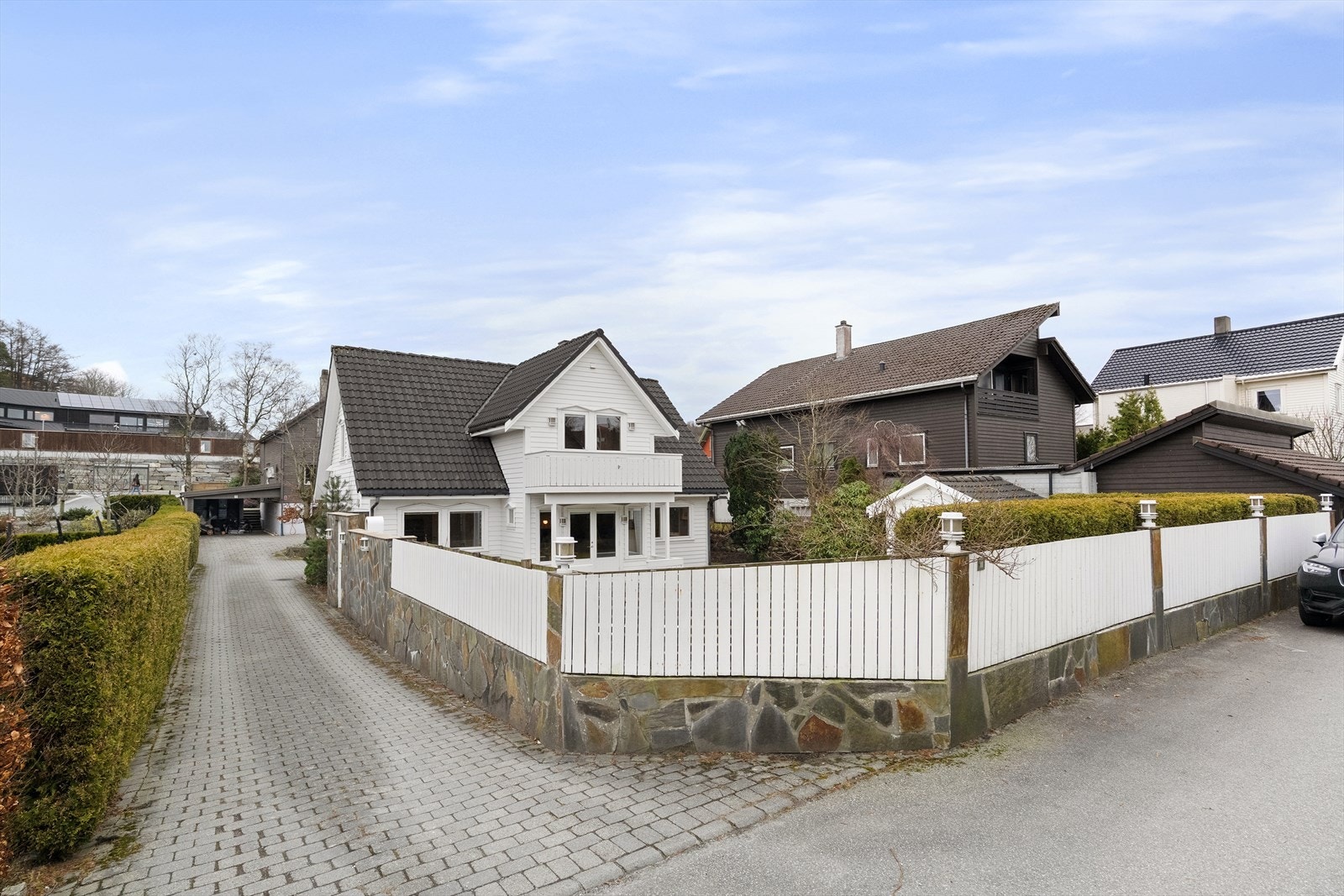 Pent steinbelagt innkjørsel. Galleribilde