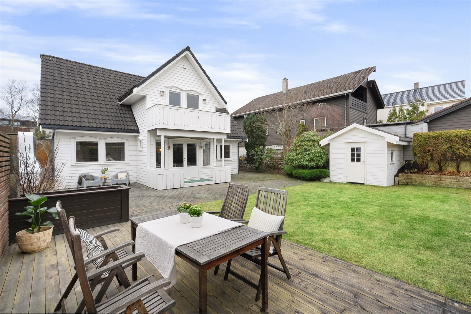 Med nok av plass til flere sittegrupper og grill ligger alt til rette for å kunne nyte lange, solrike dager og hyggelige sommerkvelder i godt selskap. Galleribilde