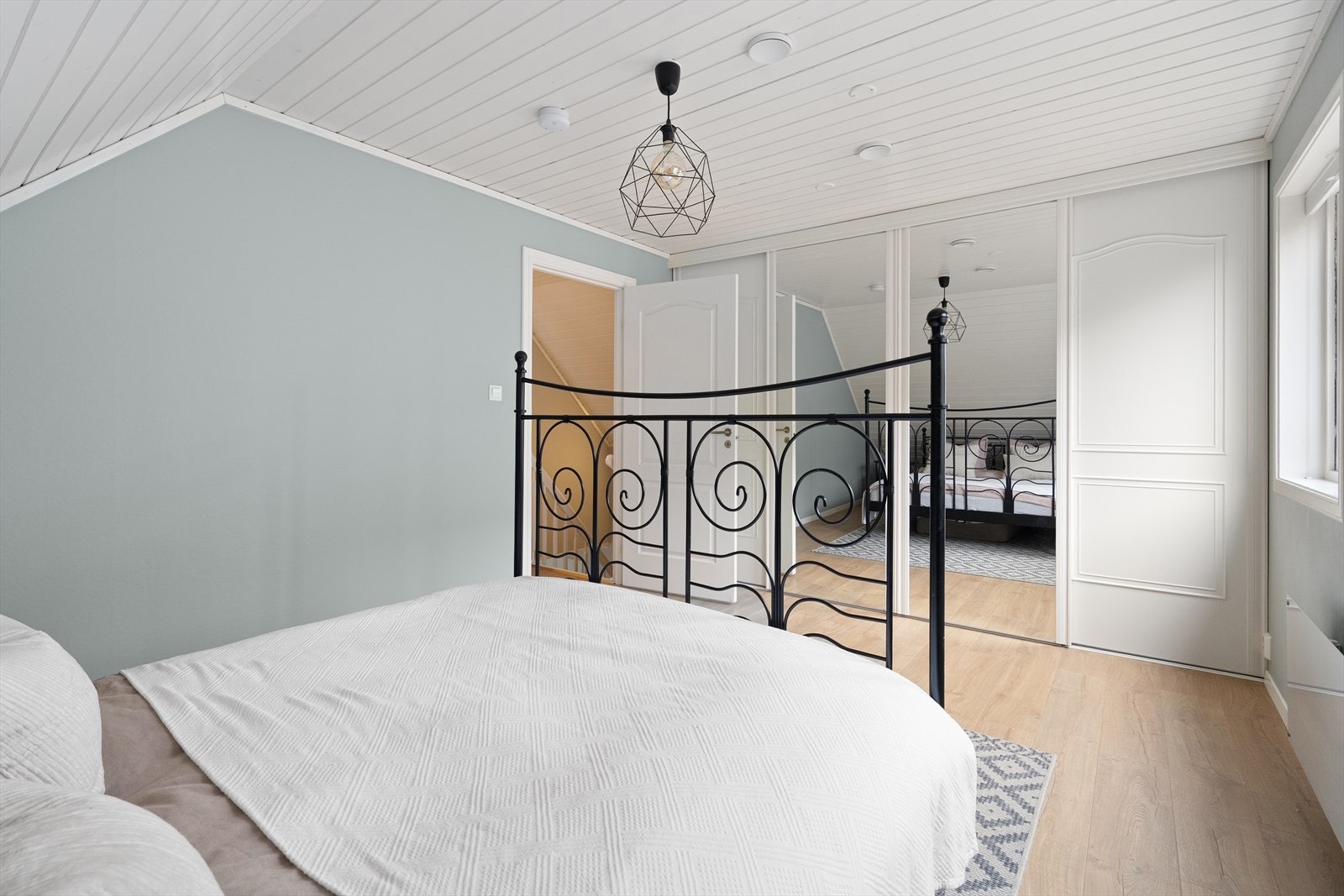 Gode oppbevaringsmuligheter i stor skyvedørsgarderobe med speil. Galleribilde