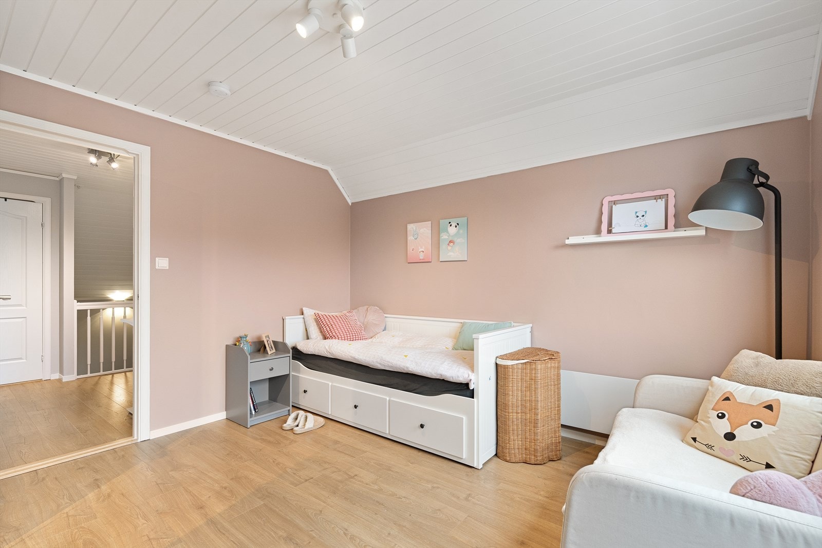 Romslig soverom med fleksible møbleringsmuligheter. Galleribilde