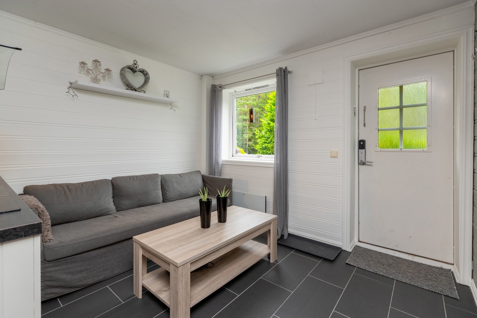 Inngangsdør og plass til sofa Galleribilde