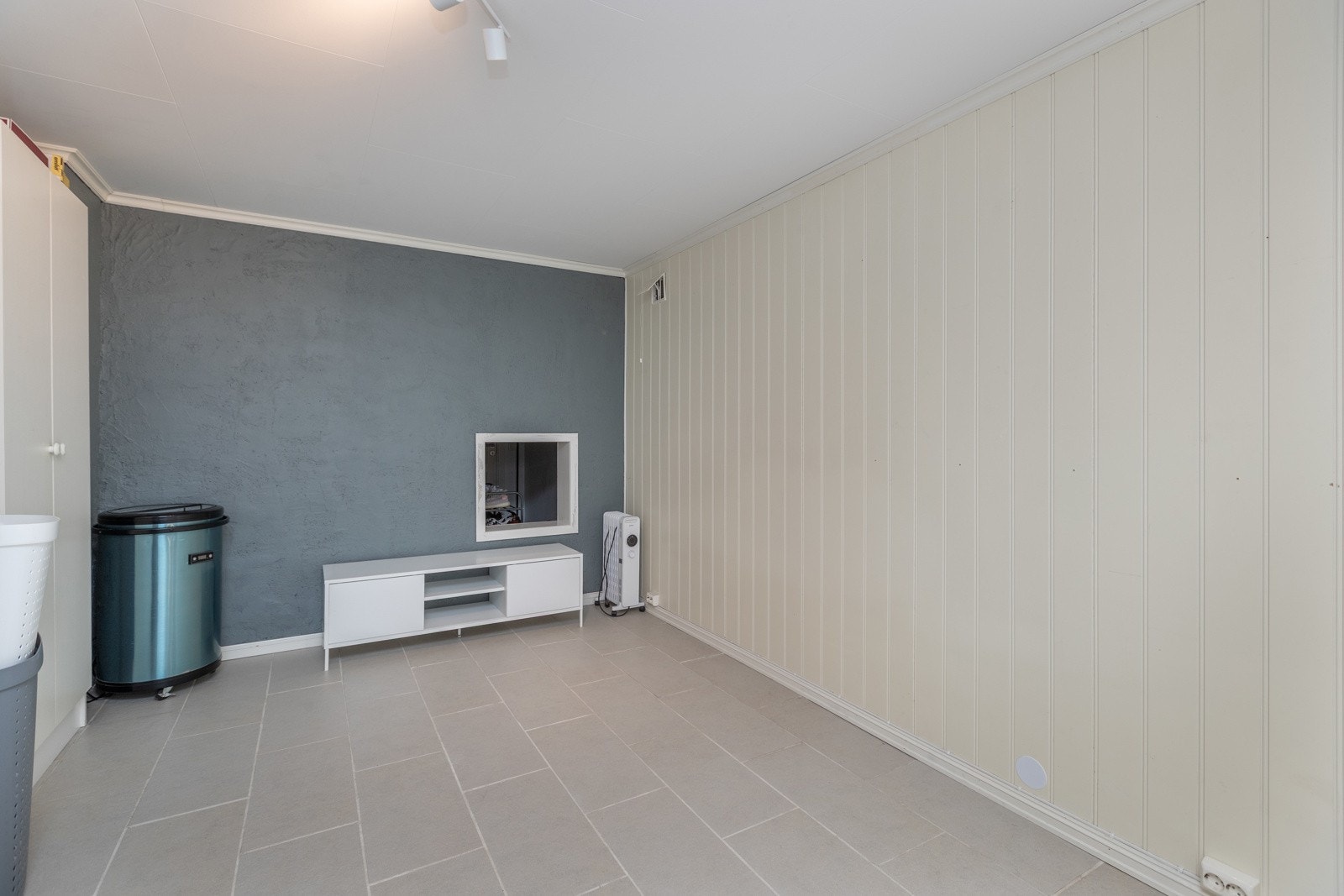 Rom/ bod ( ikke vindu her) med rømningsvei via luke som leder inn til soverommet på andre siden Galleribilde