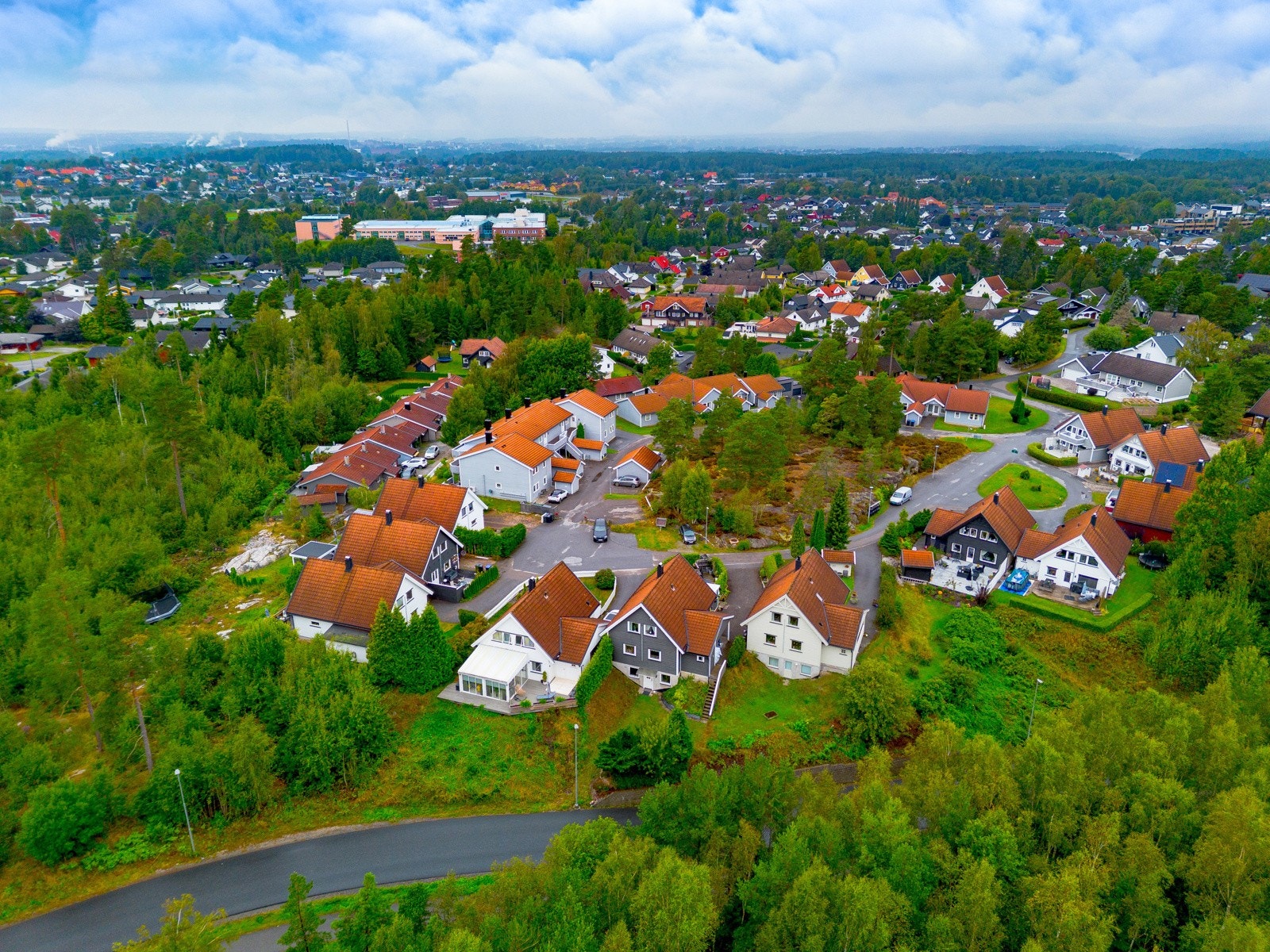 Fjelledal er det rolig område kjent for bebyggelse av hovedsakelig eneboliger Galleribilde