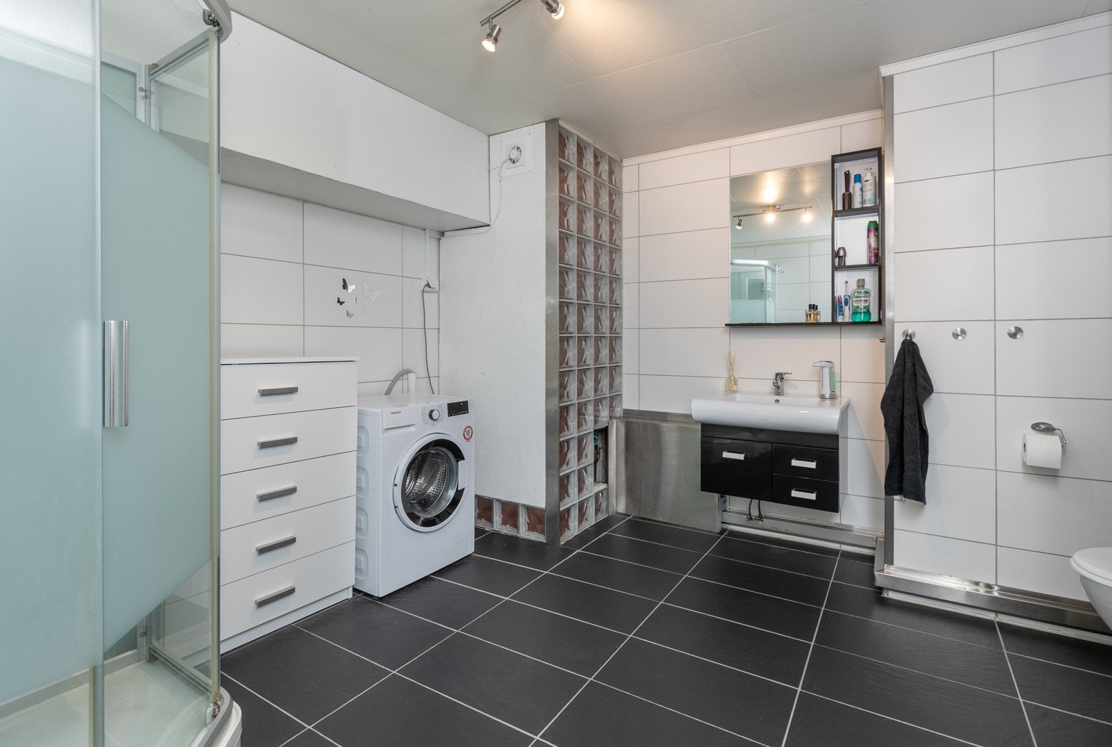 Bad/ vaskerom i leilighet Galleribilde