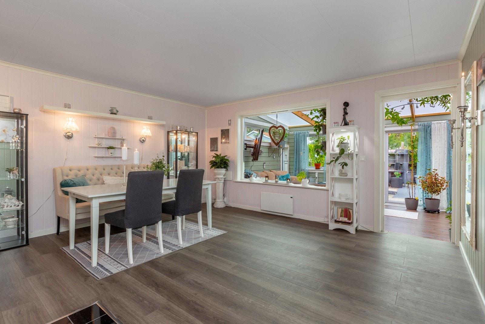 Stuen er lys og delikat. God plass til spisebord Galleribilde