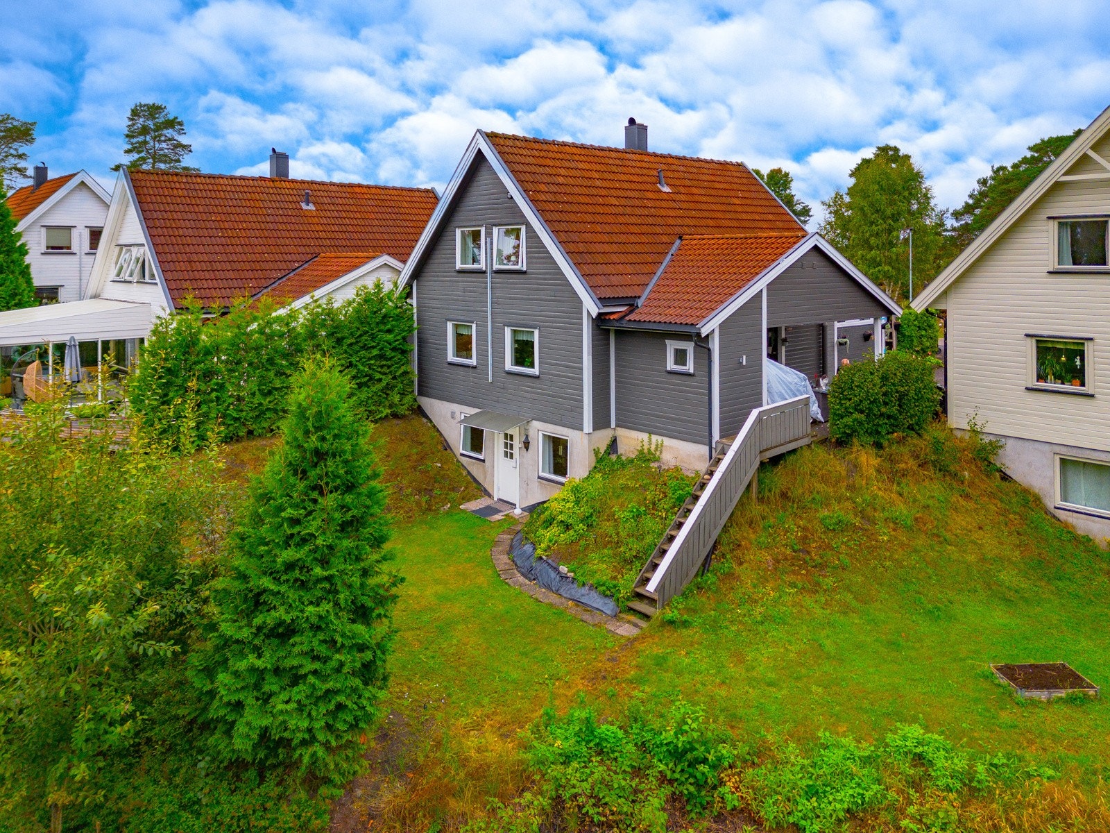 Med egen inngang til sokkeletasjen, samt egen hage er denne boligen fin for å leie ut som en del av egen bolig ( trapp mellom hoveddel og tilleggsdel) Galleribilde