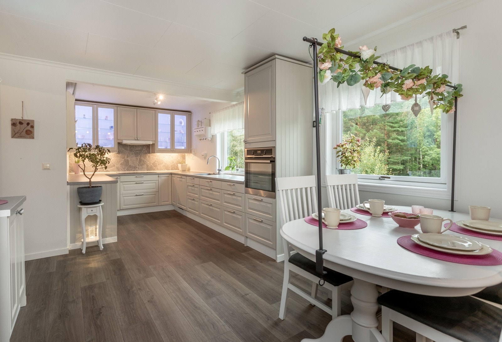 Kjøkket er stort og har god plass for spisebord også her Galleribilde