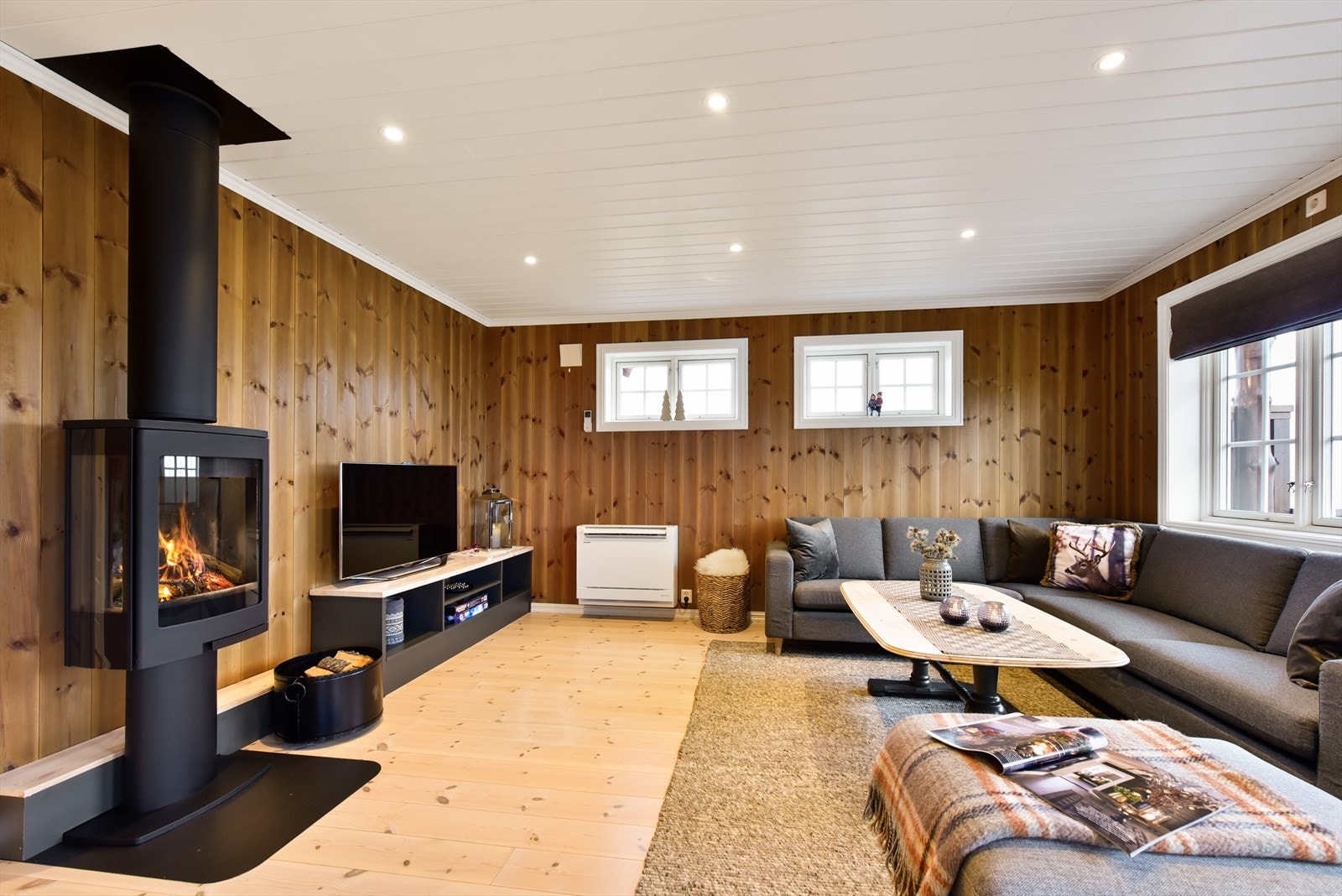 Effektiv oppvarming sikres med både vedovn for hygge og en luft-til-luft-varmepumpe installert i 2022. Galleribilde