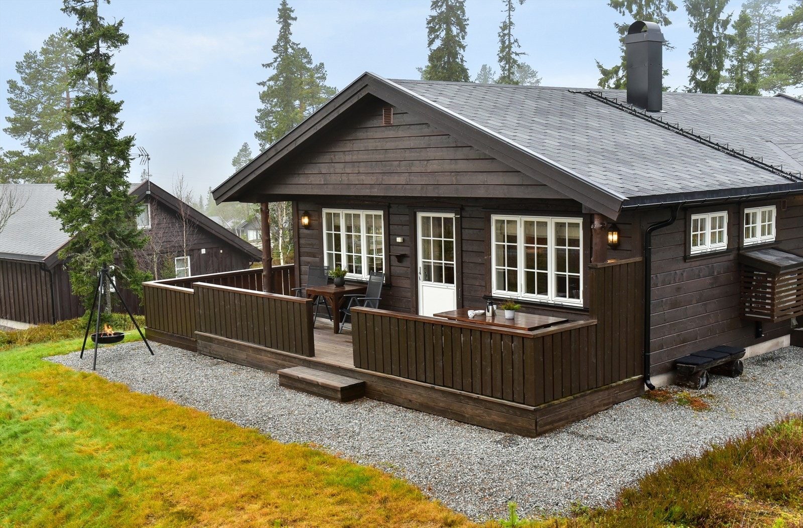 Hytta har en fin, sørvestvendt beliggenhet med en romslig terrasse på 30 m² som strekker seg langs to av hyttas vegger.
Foto: Kjell Vidar Marthinsen Galleribilde