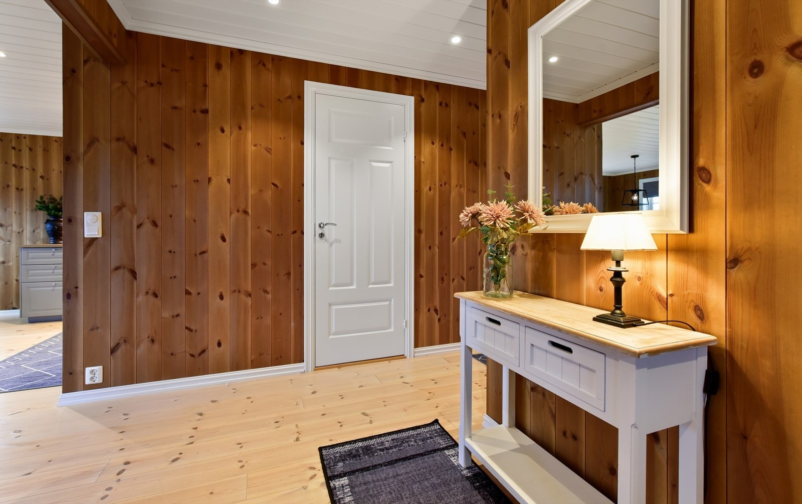 En gang skiller soverommene og badene fra de sosiale sonene. Galleribilde