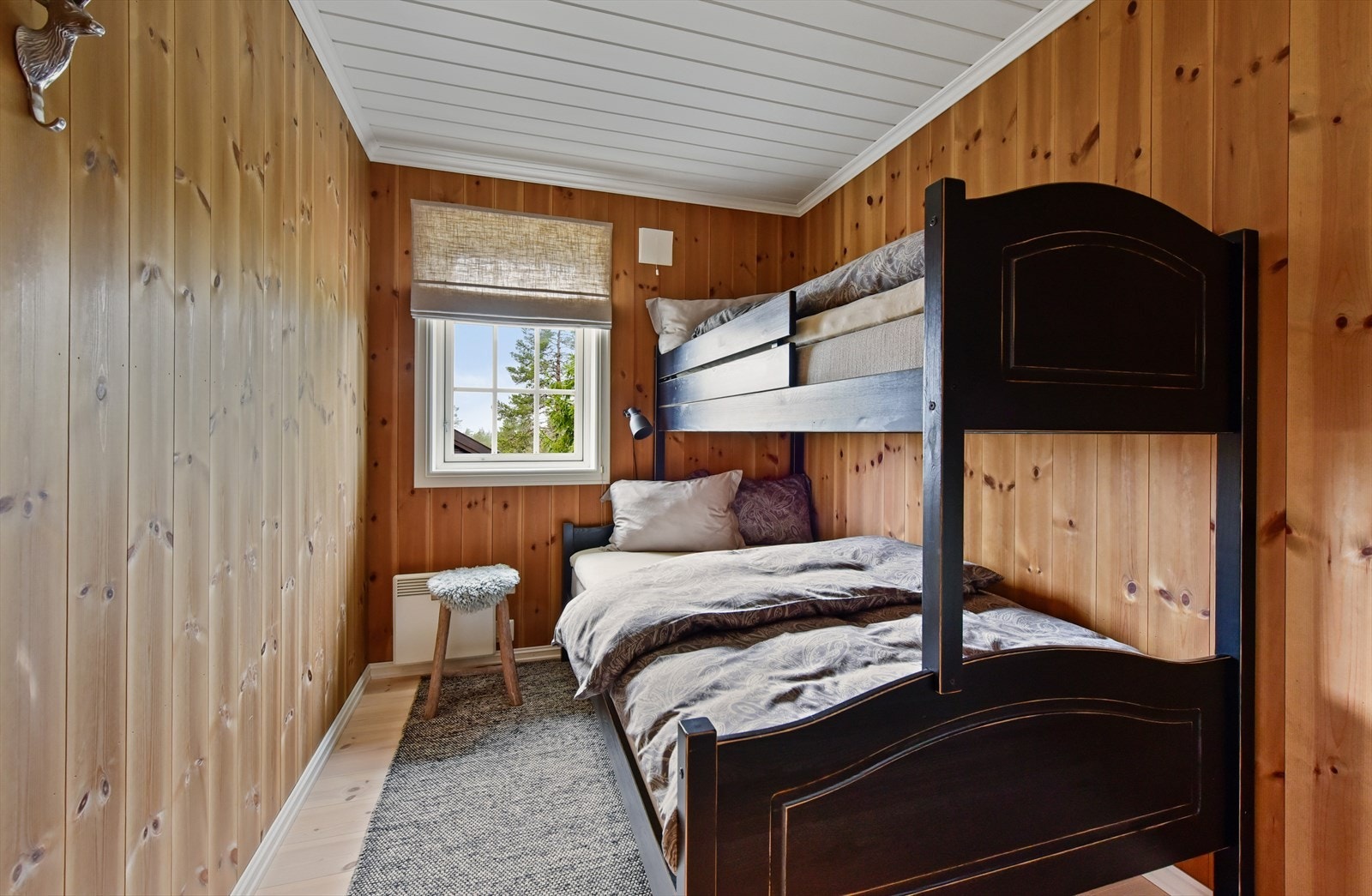 Det andre soverommet er innredet med en praktisk familiekøye. Her er det også garderobeskap. Galleribilde