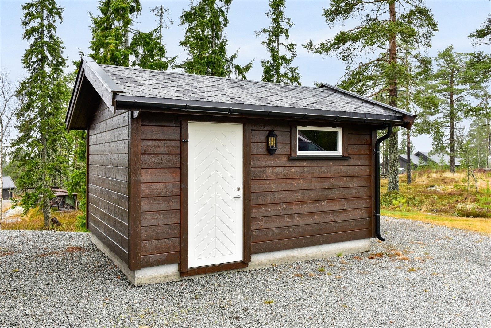 Den frittstående boden er på 12 m² og har innlagt strøm, ideell for oppbevaring av ski og utstyr. Galleribilde