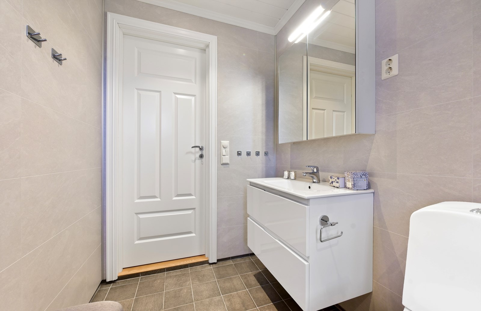 Innredningen består av servantskap og speilskap med god oppbevaringsplass. Galleribilde