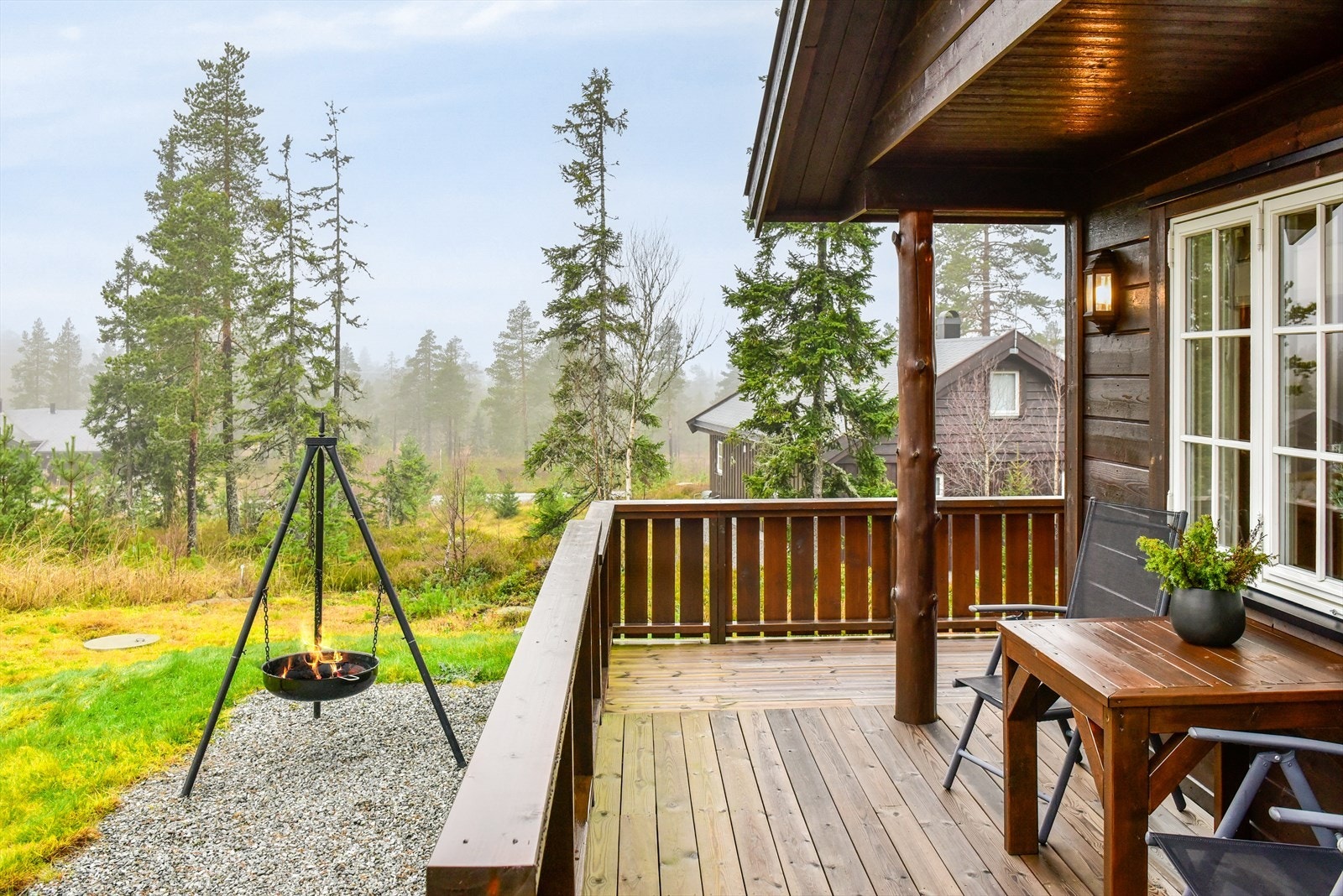 Fra terrassen og tomten er det gode sol- og utsiktsforhold. Galleribilde