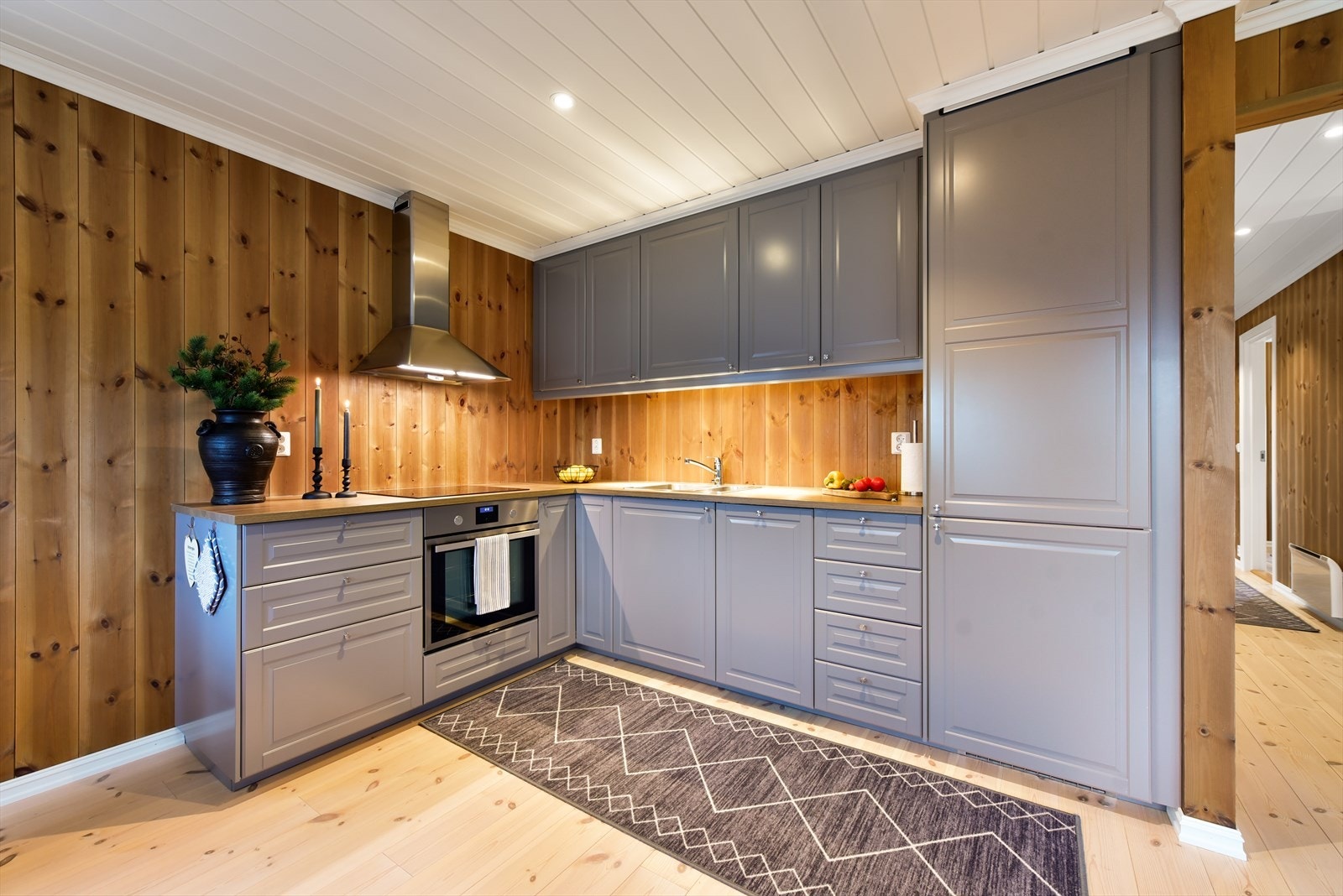 Kjøkkeninnredningen har profilerte fronter og godt med skap- og benkeplass. Galleribilde