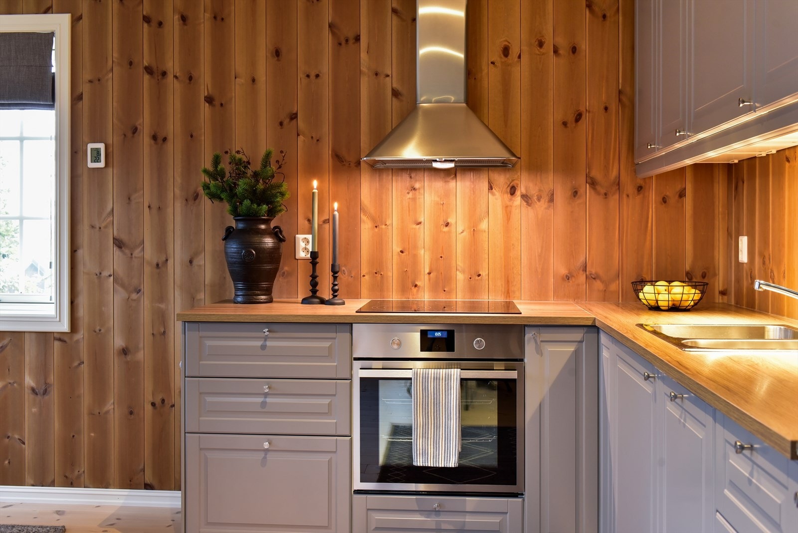 Kjøkkenet er utstyrt med integrert stekeovn, platetopp, oppvaskmaskin og kjøl-/fryseskap. Galleribilde