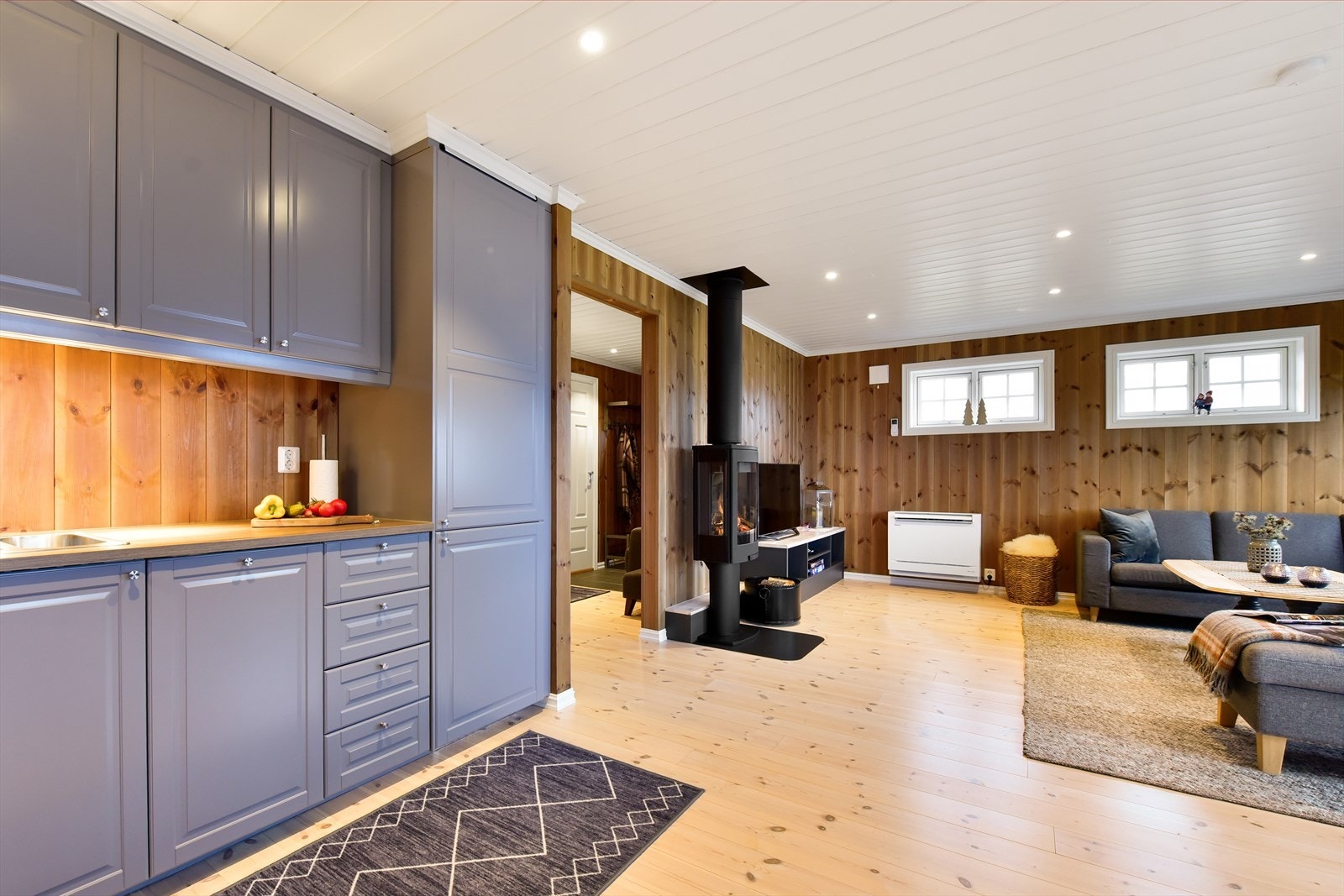 Fra stue- og kjøkkenområdet er det direkte utgang til den store terrassen. Galleribilde