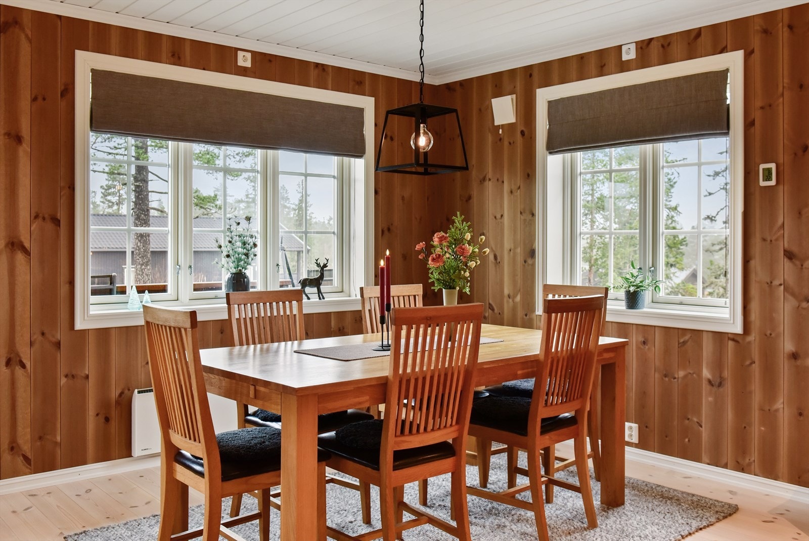 Spiseplassen er rammet inn av store vindusflater med 2-lags isolerglass som gir godt med dagslys. Galleribilde