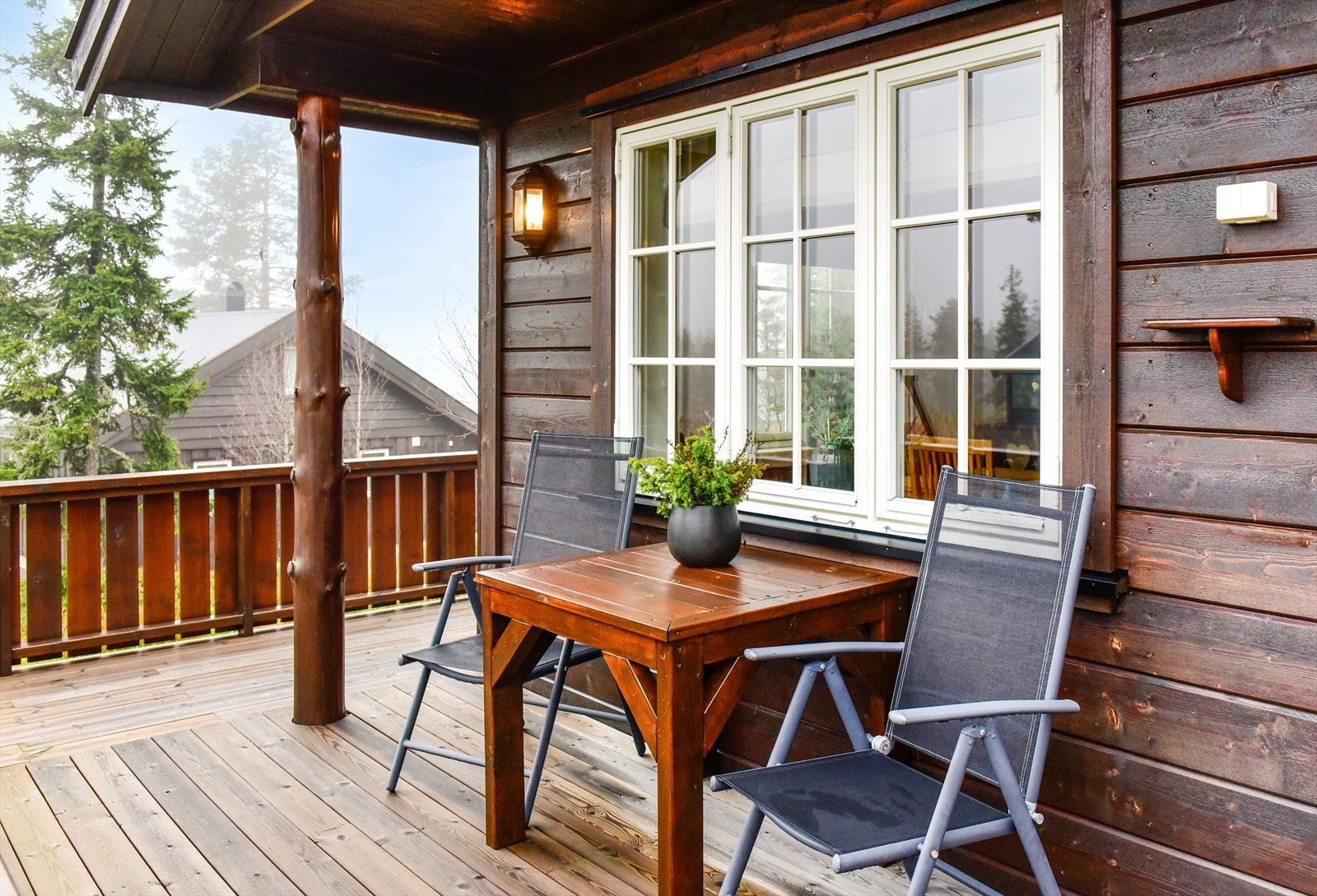 Her er det rikelig med plass til utemøbler for å nyte lange dager på fjellet. Galleribilde