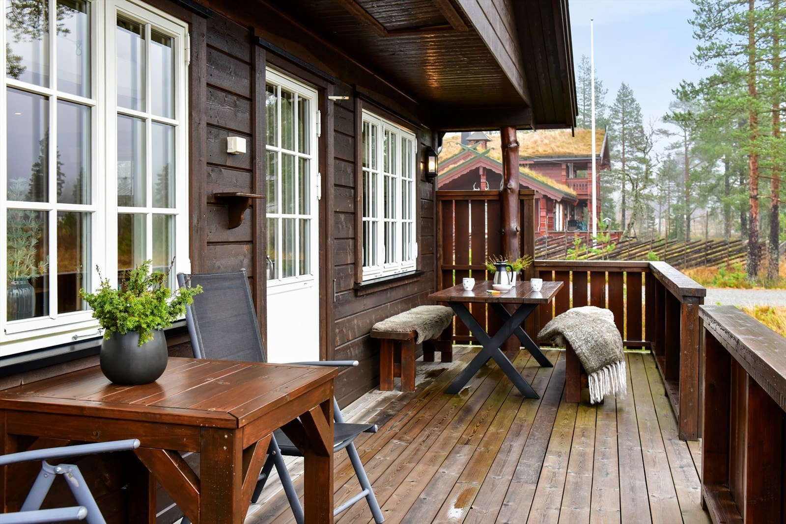 Terrassen er delvis overbygget, noe som gir ly for vær og vind. Galleribilde