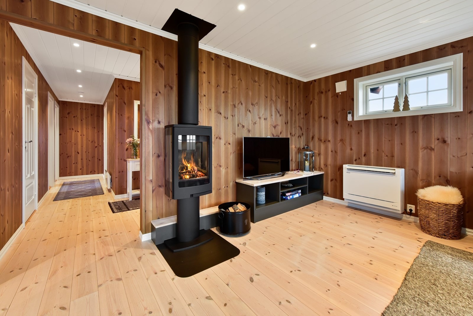 Vedovnen er sentralt plassert i rommet, som har solide tregulv og en takhøyde på 2,40 meter. Galleribilde