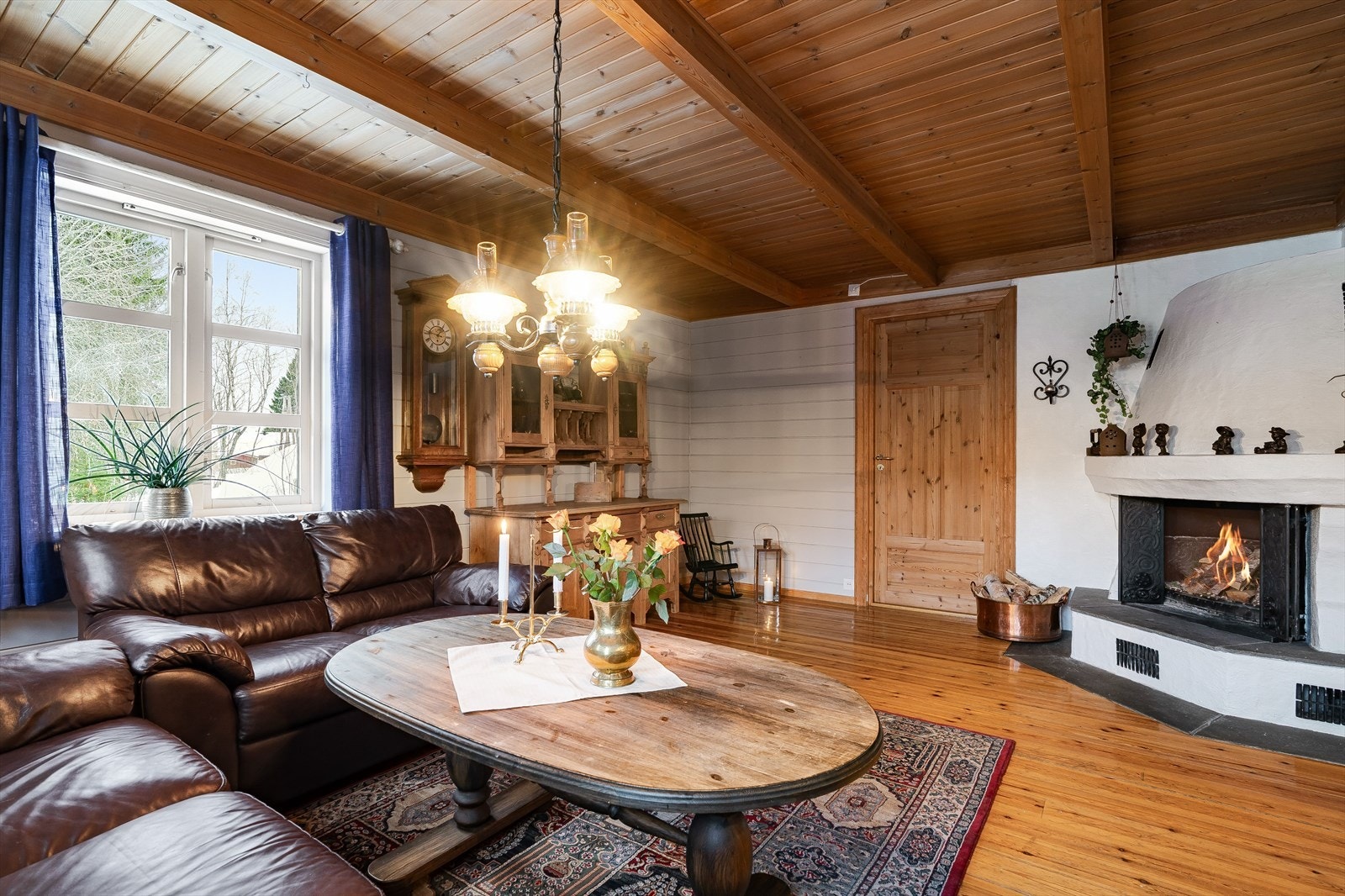 Boligen har flere stuer. Denne er på 20,5 kvm Galleribilde