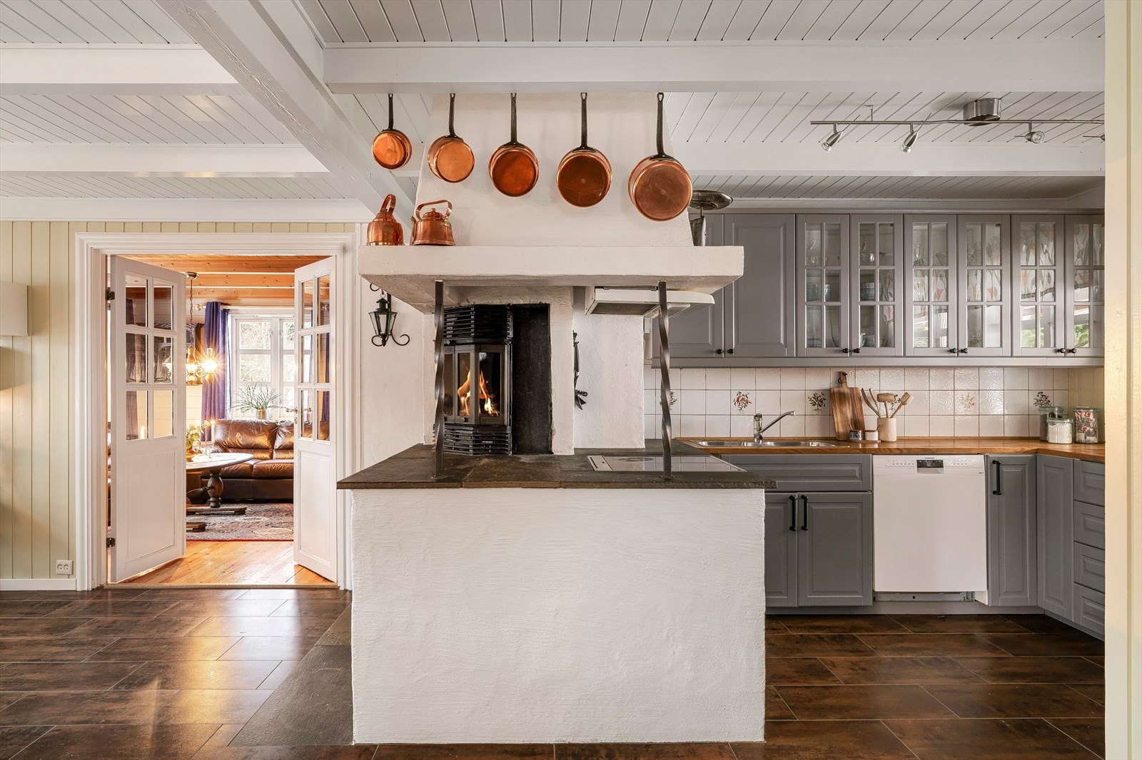 Lekkert kjøkken med adkomst til stuer på begge sider Galleribilde