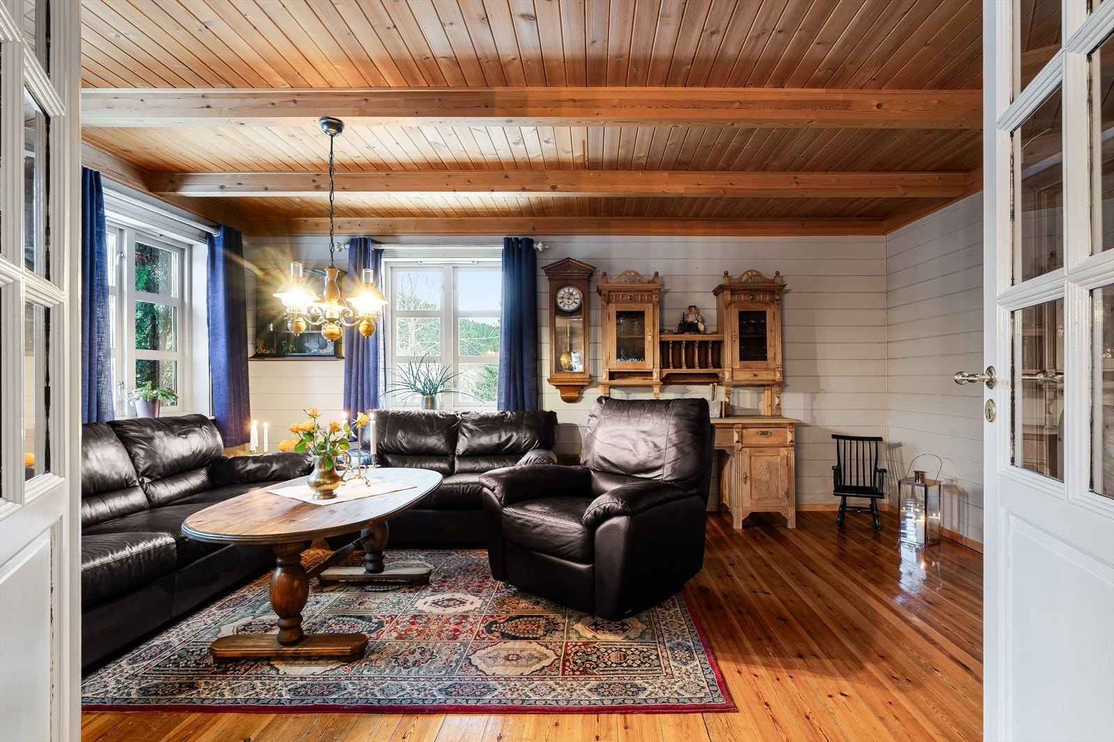 Boligen har effektiv oppvarming med både varmepumpe og vedovner Galleribilde