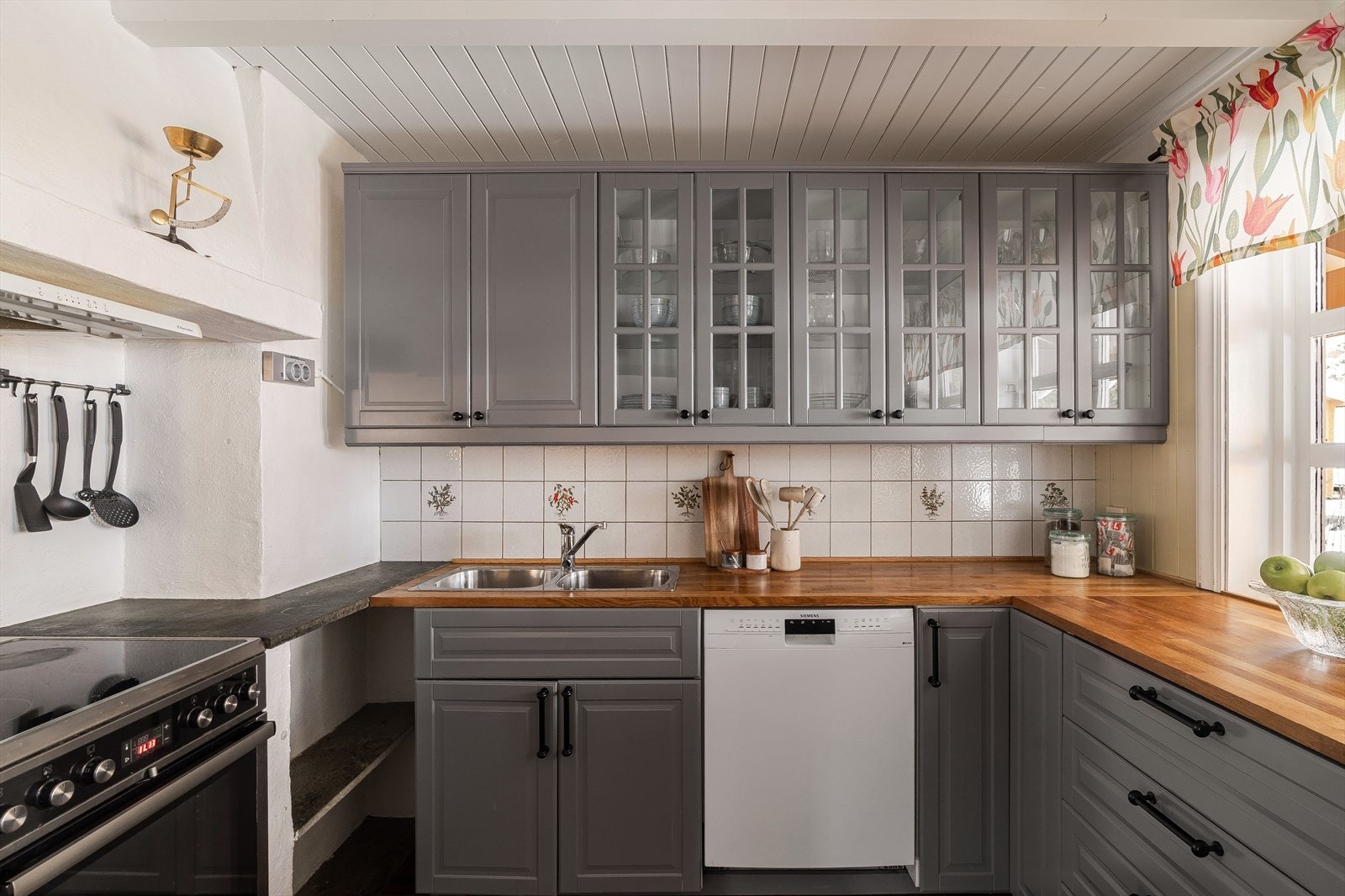 Kjøkkenet har fått TG-1 av takstmann og fremstår i god stand Galleribilde