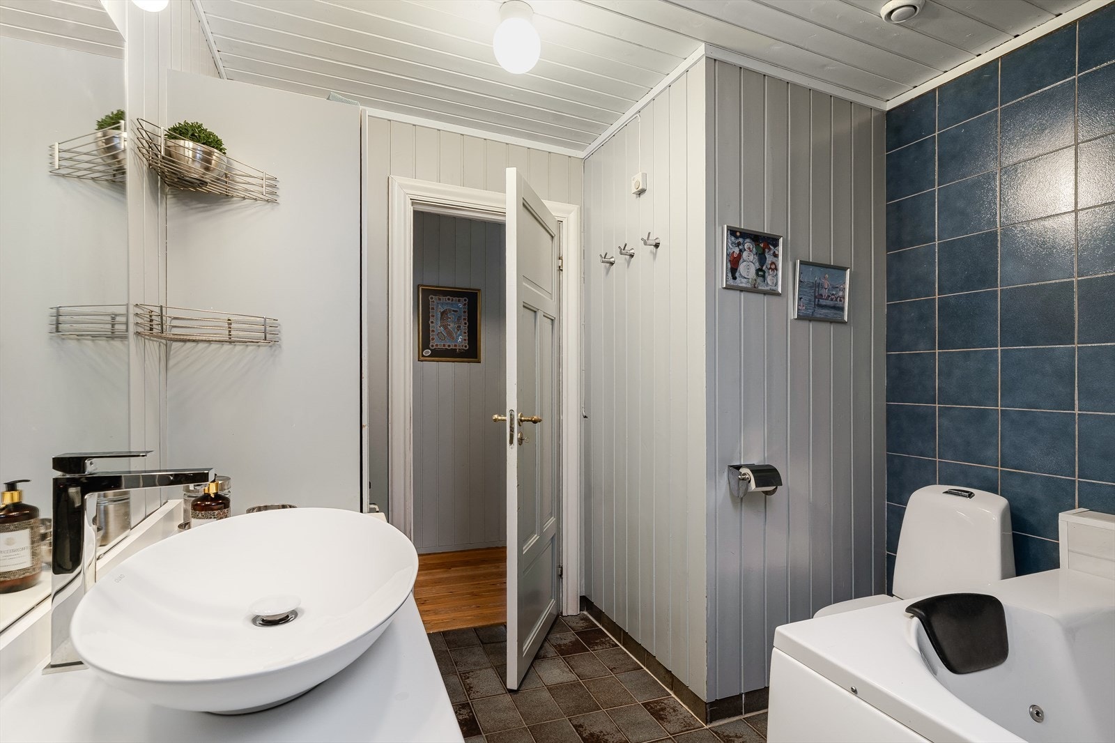 Her får du en enkel, men stilfull baderomsløsning Galleribilde