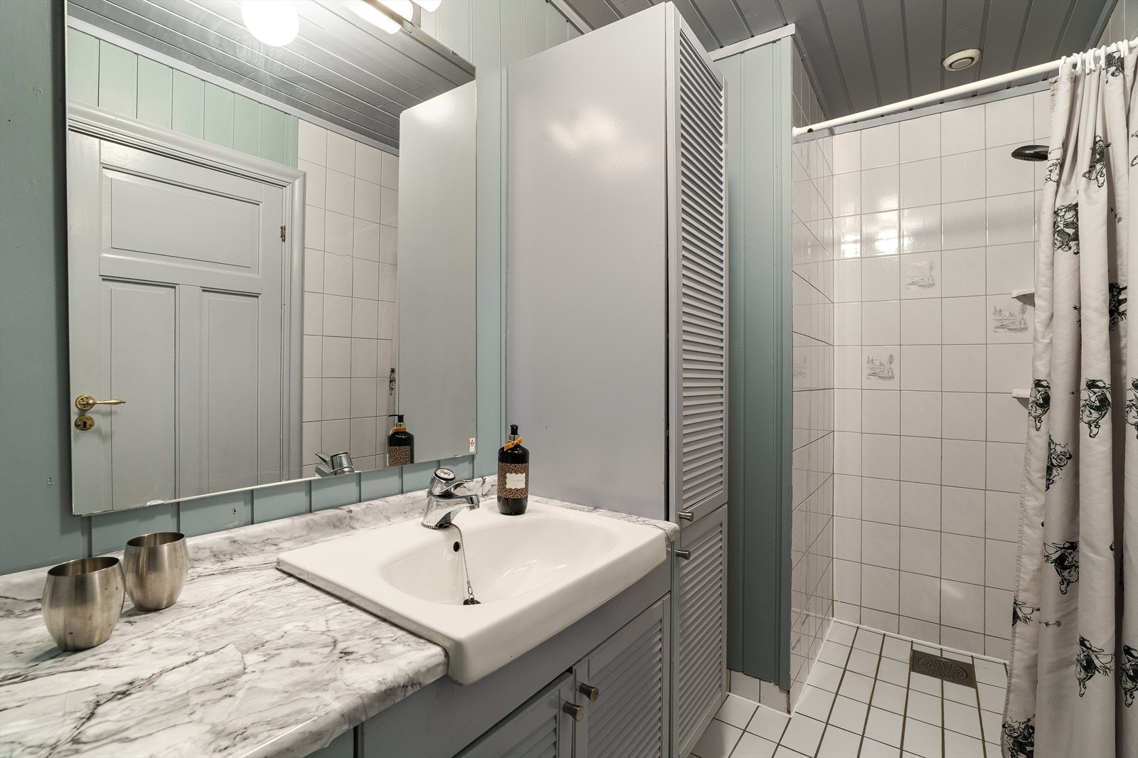 Boligen er utstyrt med både dusj og badekar, praktisk og komfortabelt for hele familien Galleribilde