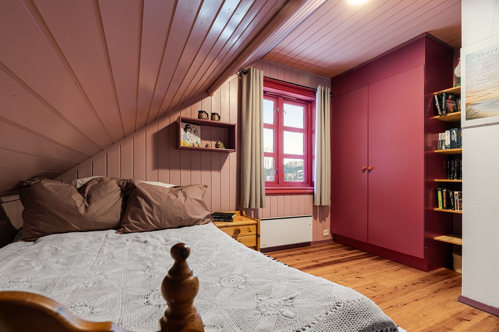 Soverom med god plass til garderobeløsning Galleribilde