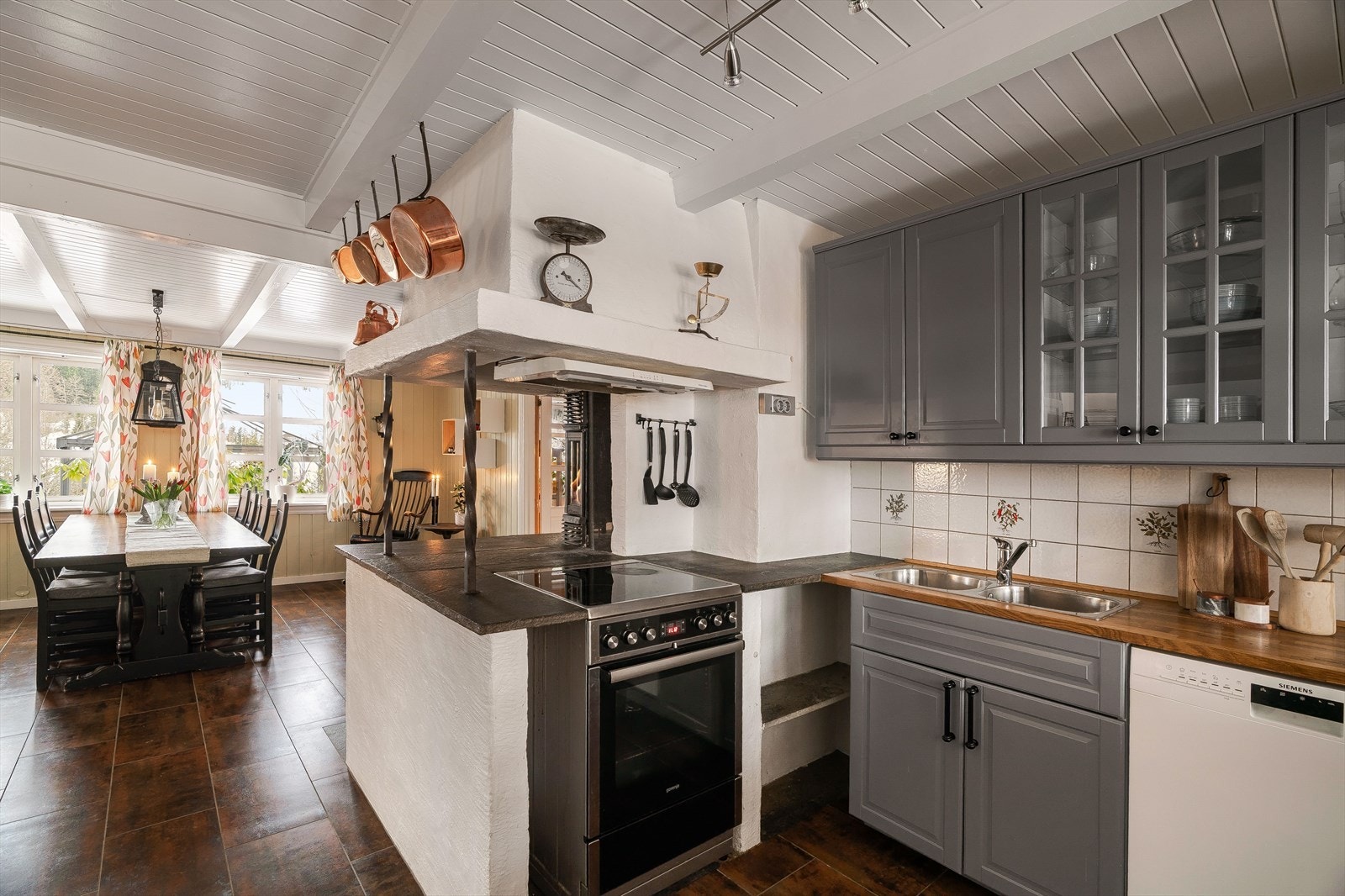 Flis på gulvet med varmekabler kjøkken og ny kjøkkeninnredning 2012 Galleribilde