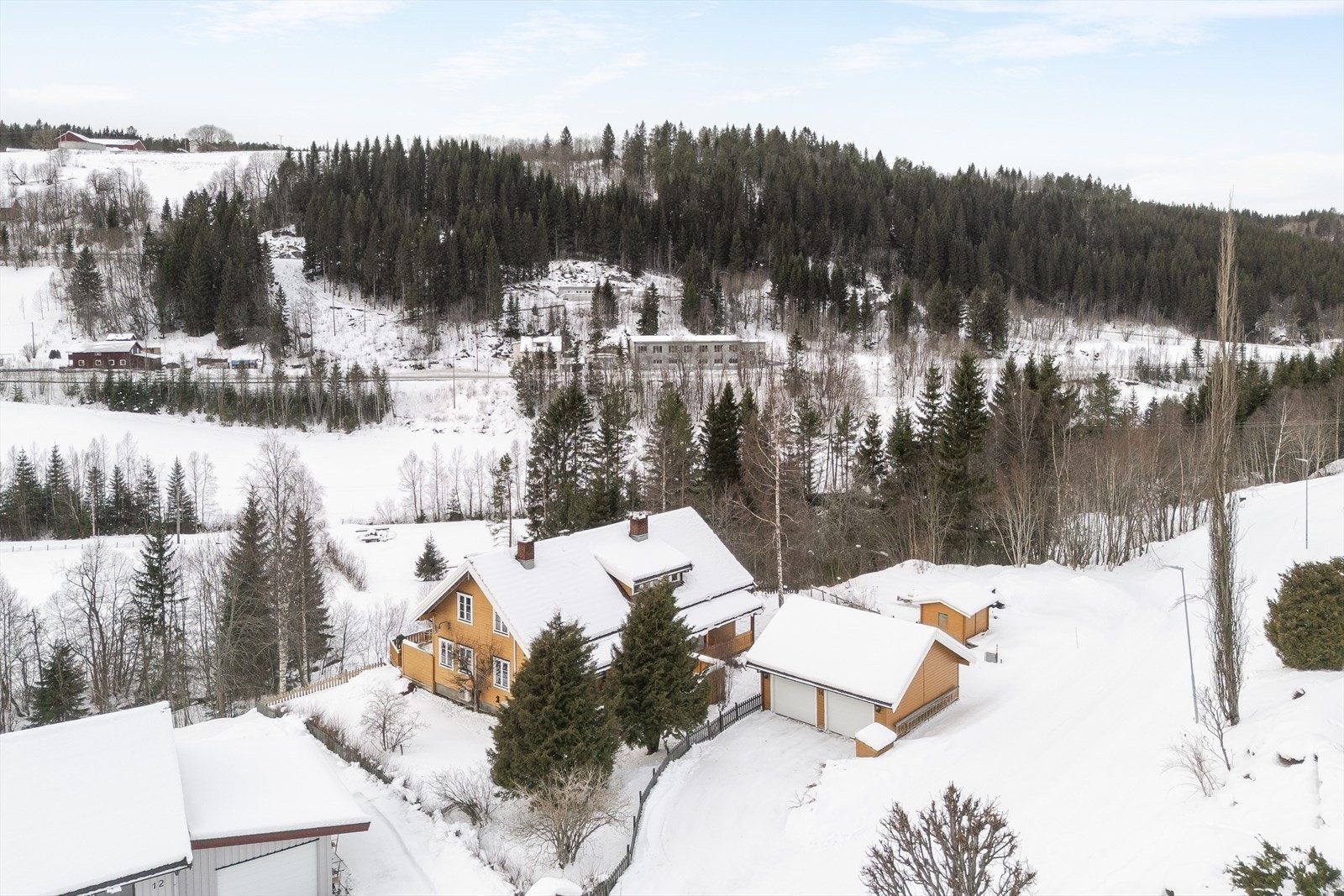 Boligen ligger i et svært familievennlig og attraktivt boligområde på Løkken Verk. Galleribilde