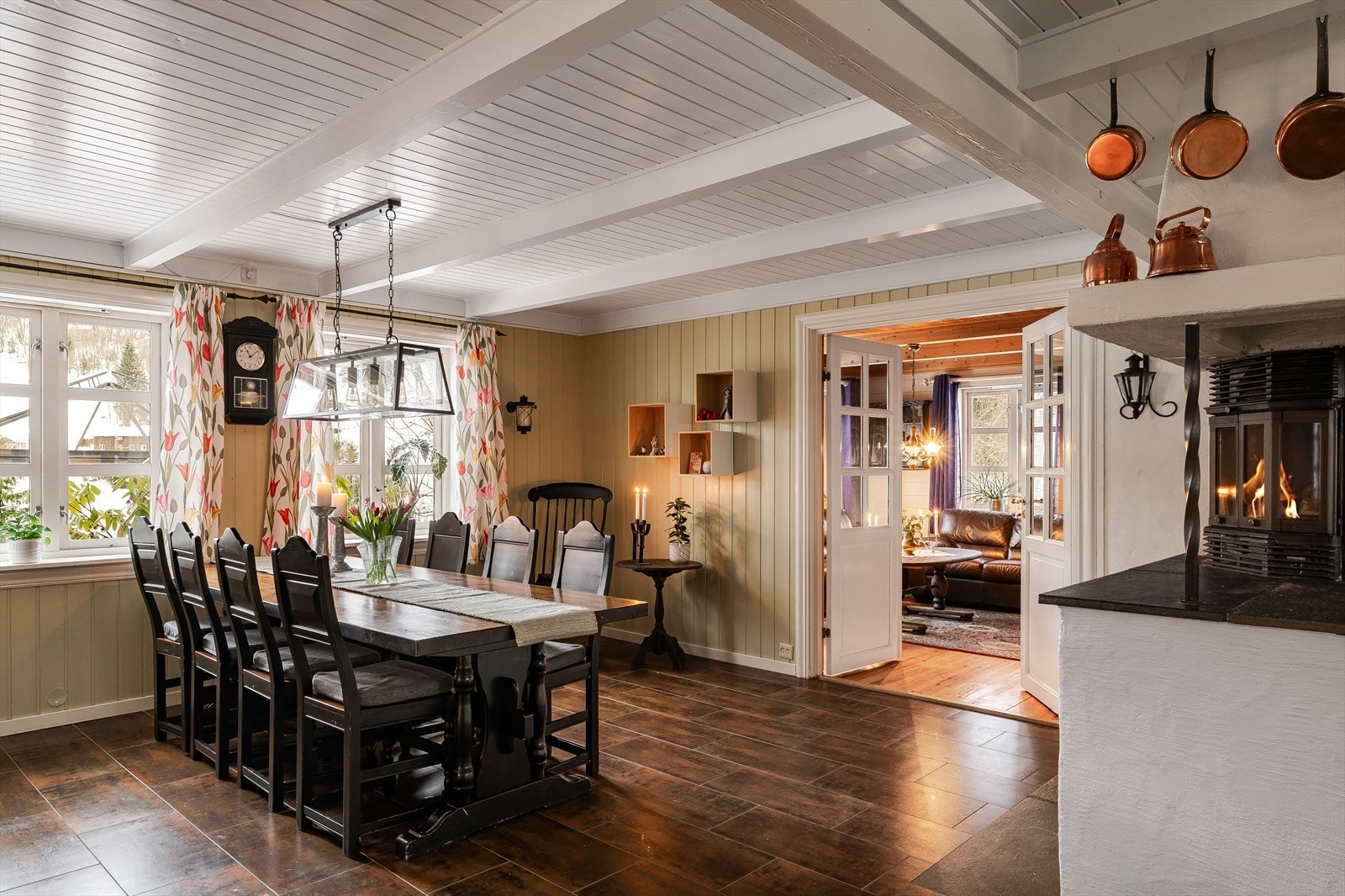 Kjøkkenet og spisestuen er på hele 34 kvm Galleribilde