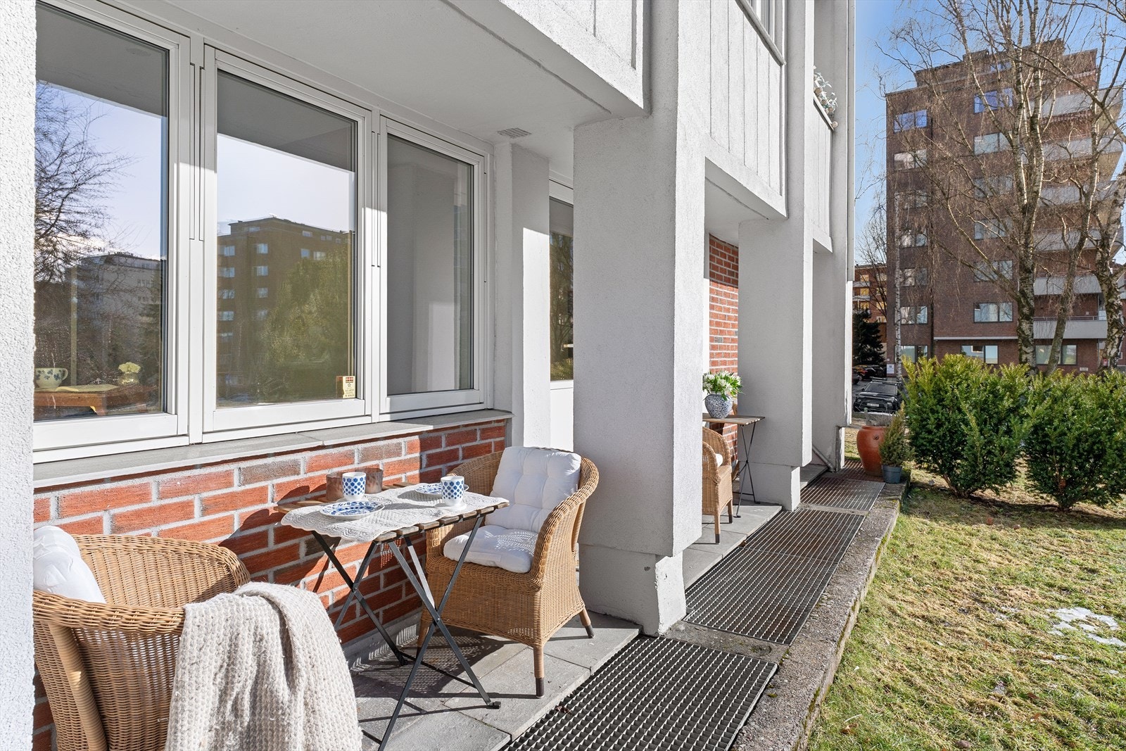 Her får du en gjennomført planløsning, store vindusflater som slipper inn rikelig med dagslys, og en solrik markterrasse perfekt for late sommerdager eller hyggelige kvelder med venner. Galleribilde