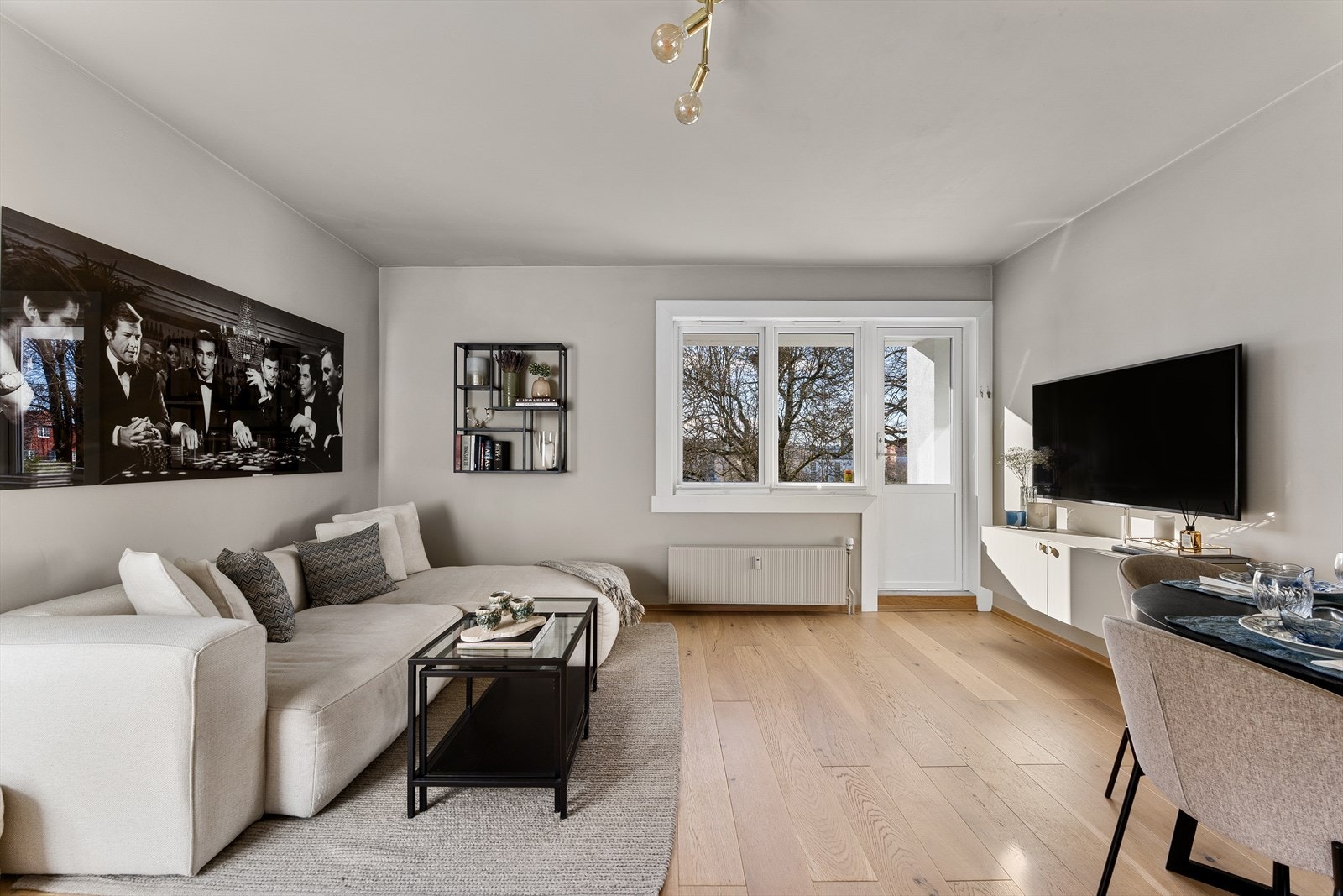 Rommet har gode møbleringsmuligheter med plass til både sofagruppe, spiseplass og flere naturlige soner. Galleribilde