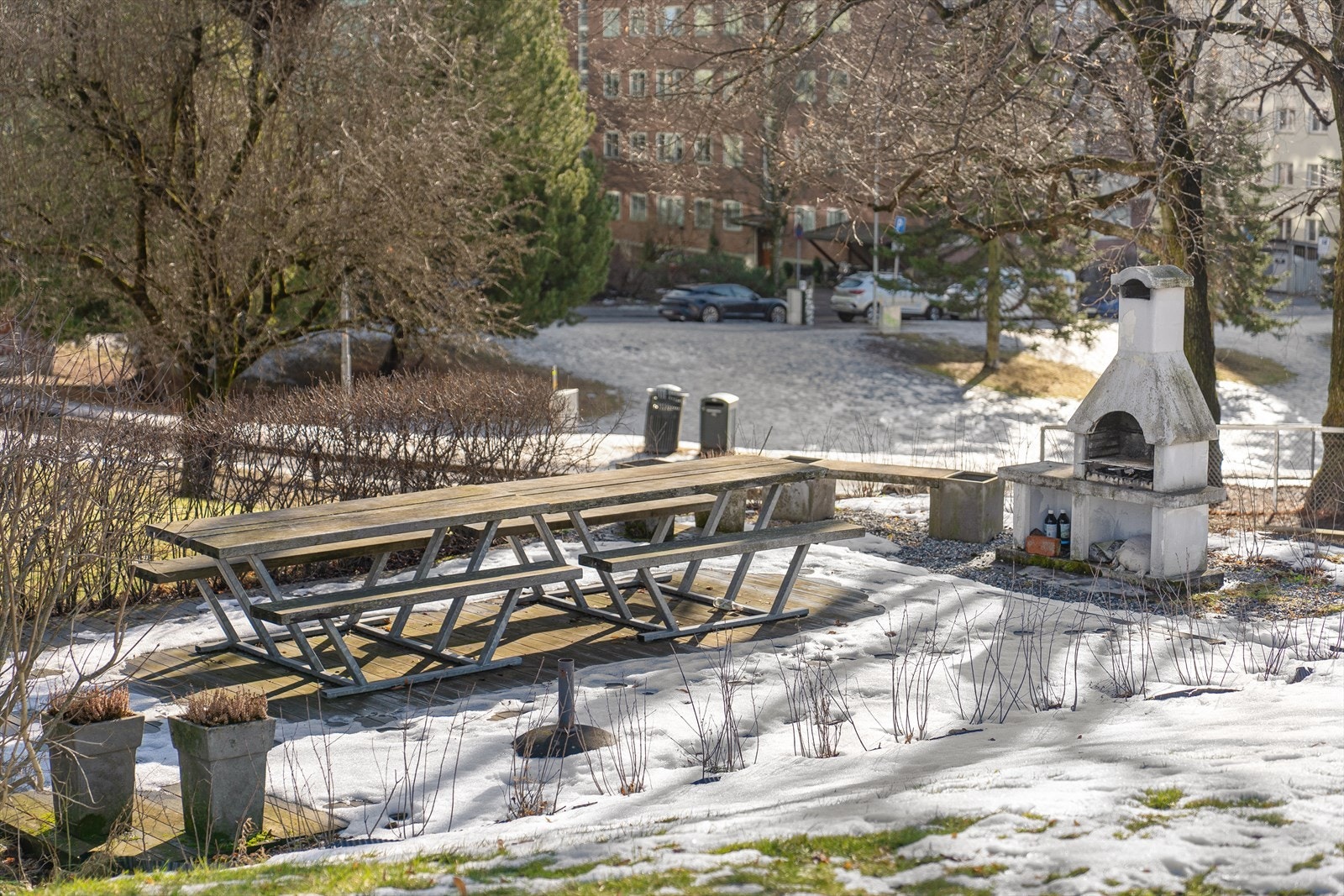 Pent opparbeidede fellesarealer med store grøntområder og felles sitteplasser med grillmuligheter. Galleribilde