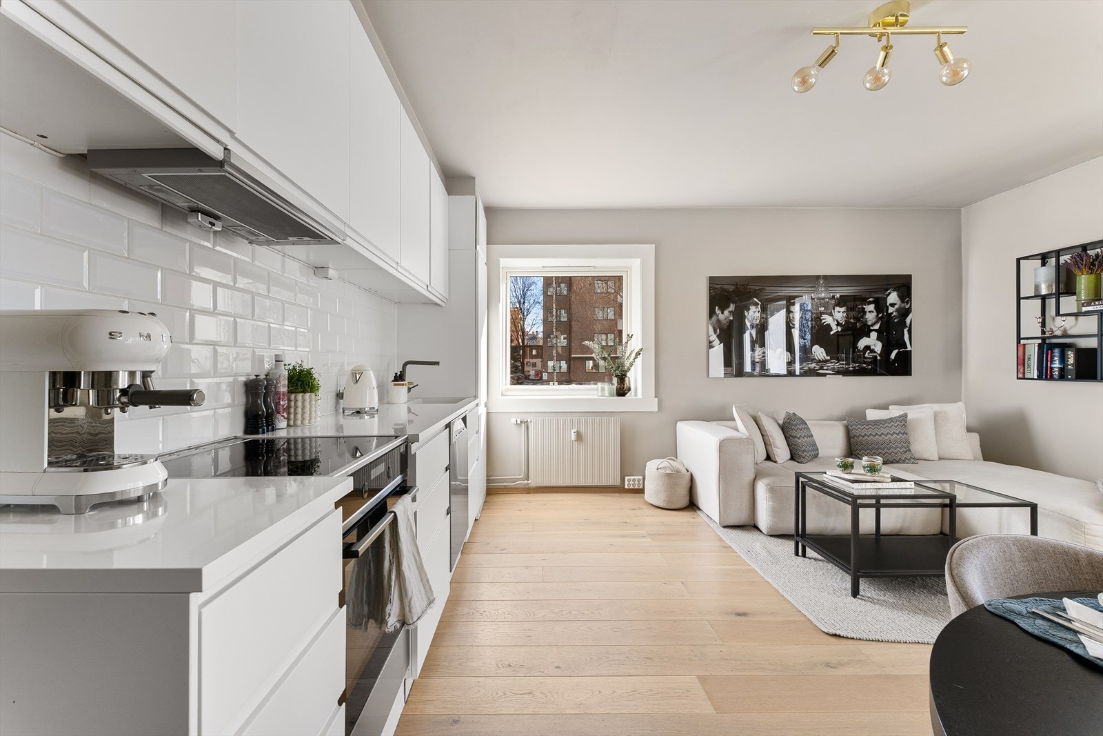 Kjøkkenet ligger i en praktisk åpen løsning og har rikelig med skap- og benkeplass. Galleribilde