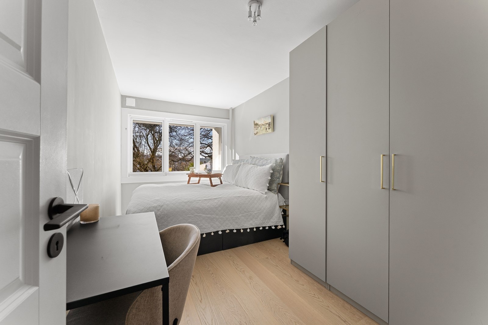 Leilighetens soverom er romslig og innredet med et stort garderobeskap. Rommet har god plass til dobbeltseng, nattbord, kontorpult eller annen ønsket møblering. Galleribilde