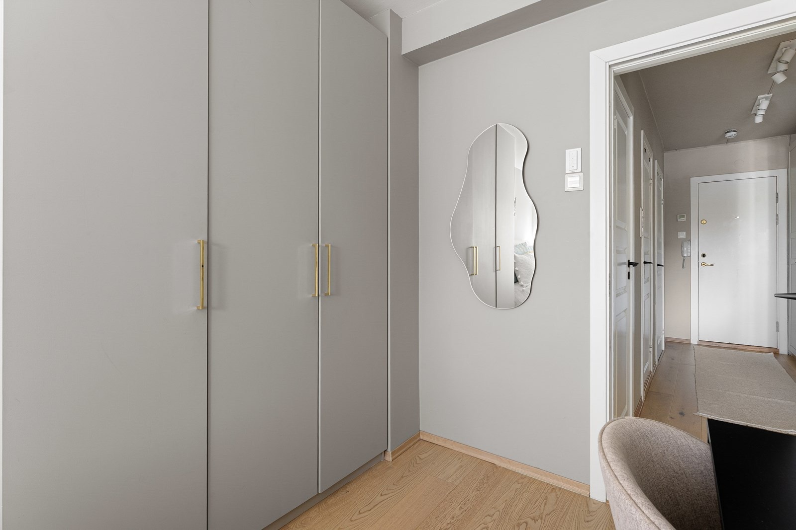 Moderne og lekkert soverom med rikelig garderobeplass for enkel organisering. Galleribilde