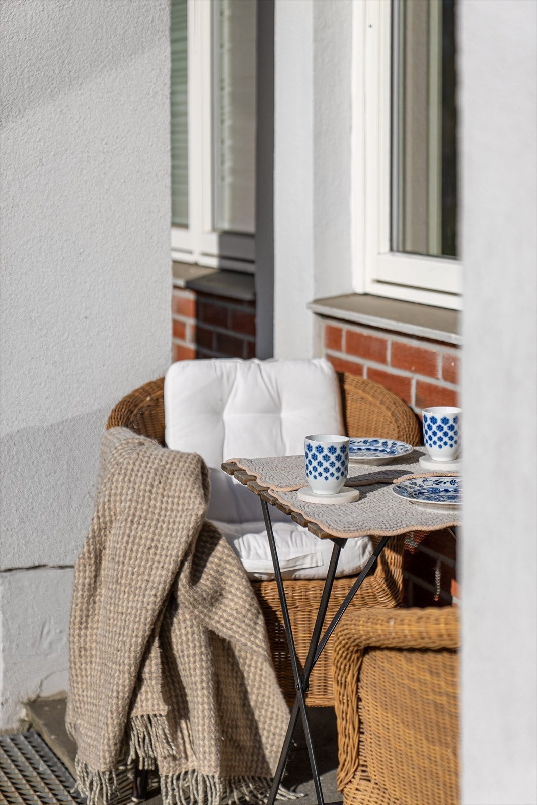 Her er det plass til sittegruppe, utemøbler og planter, perfekt for avslapning eller sosiale stunder i solen. Galleribilde